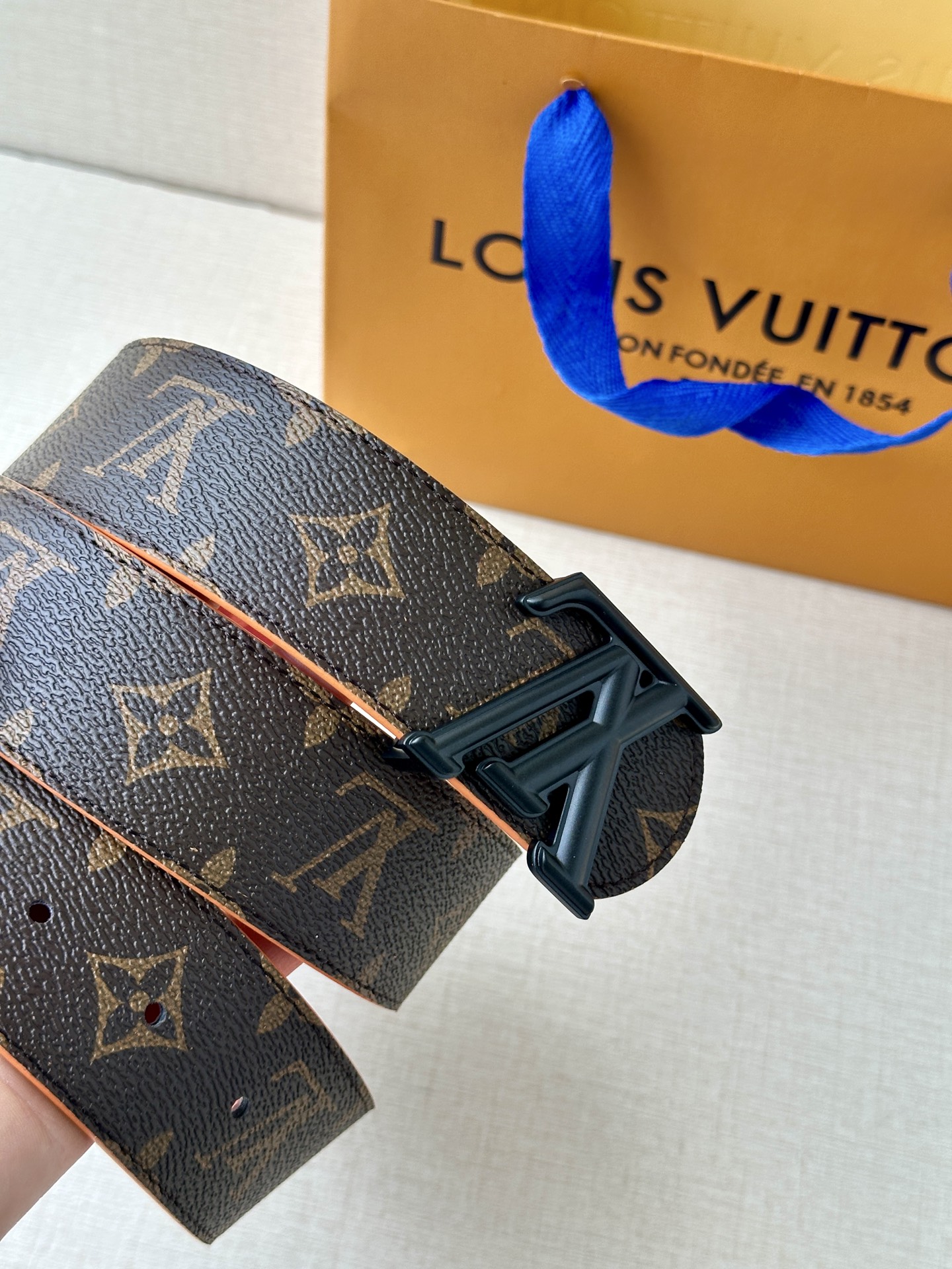  4.0宽LV Dimension Sunset 双面腰带取材 Monogram 涂层帆布，以温暖色调再