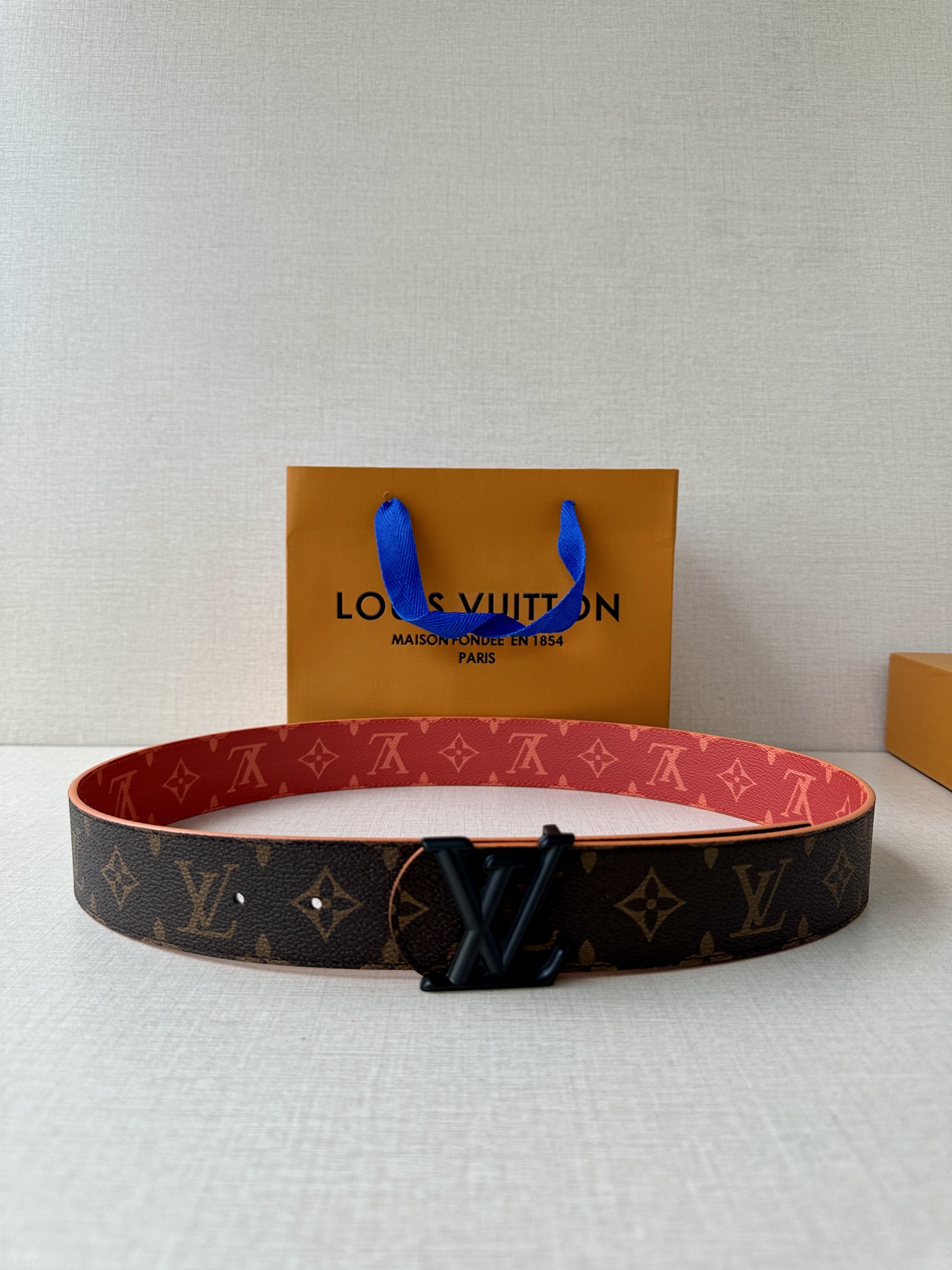  4.0宽LV Dimension Sunset 双面腰带取材 Monogram 涂层帆布，以温暖色调再