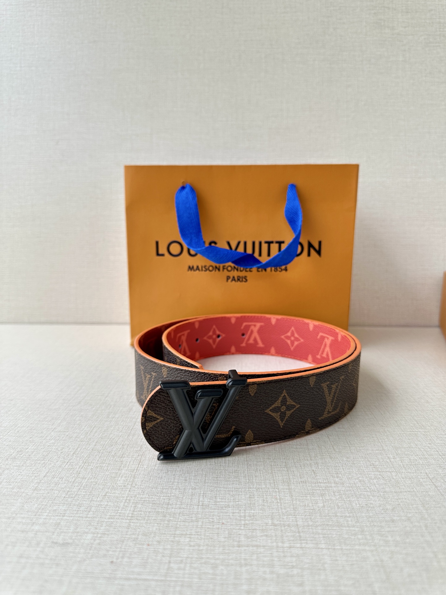  4.0宽LV Dimension Sunset 双面腰带取材 Monogram 涂层帆布，以温暖色调再