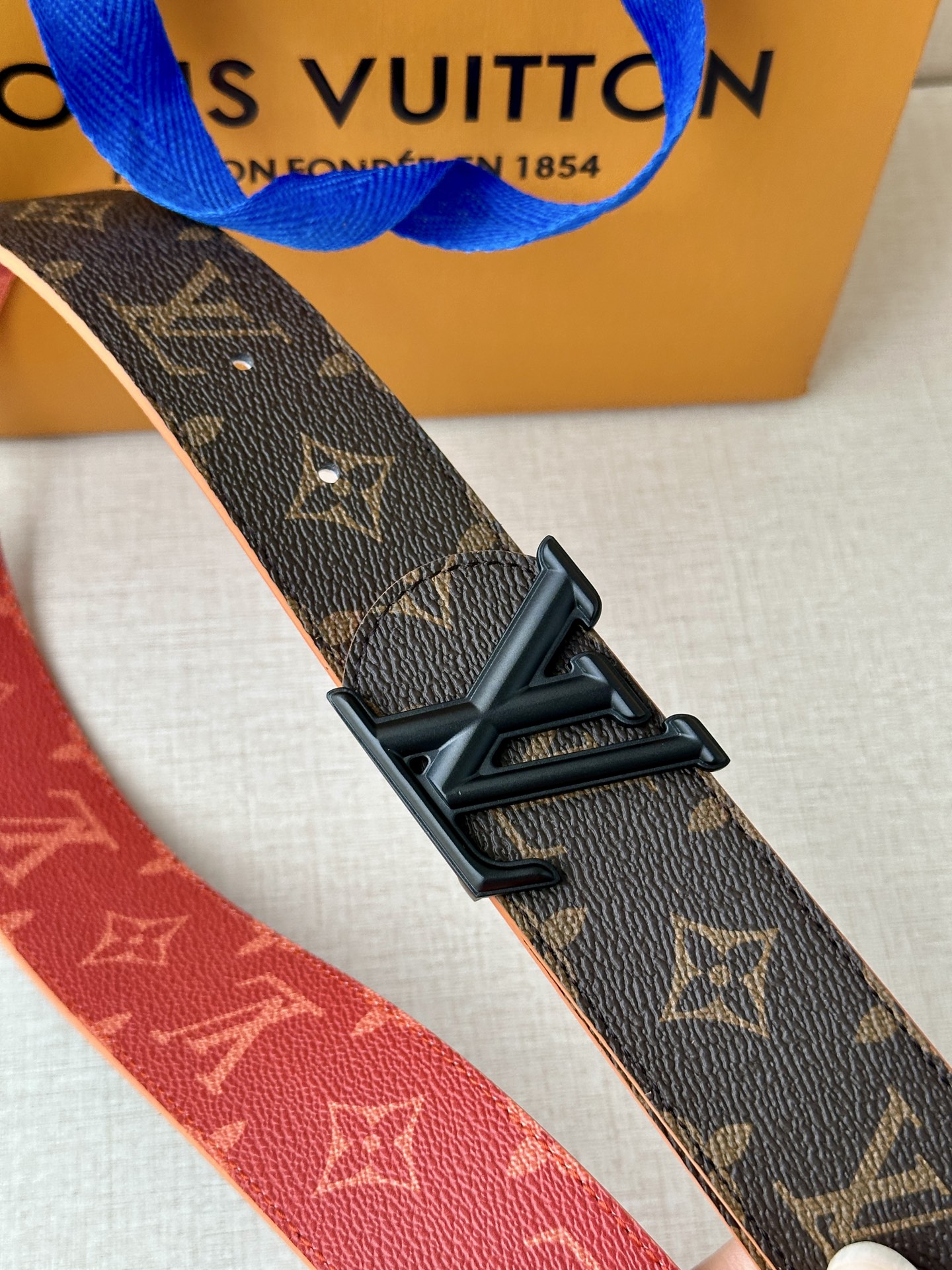  4.0宽LV Dimension Sunset 双面腰带取材 Monogram 涂层帆布，以温暖色调再