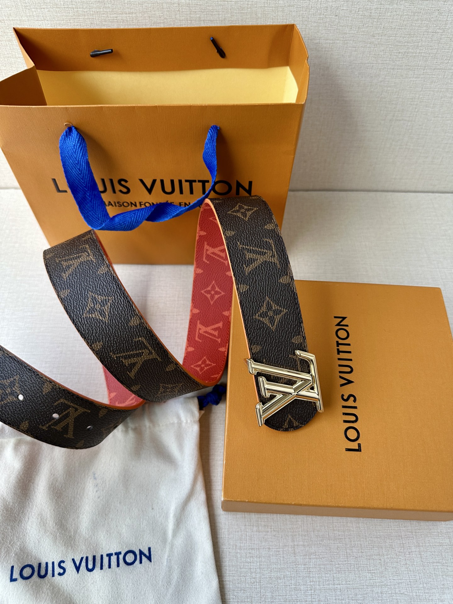  4.0宽LV Dimension Sunset 双面腰带取材 Monogram 涂层帆布，以温暖色调再