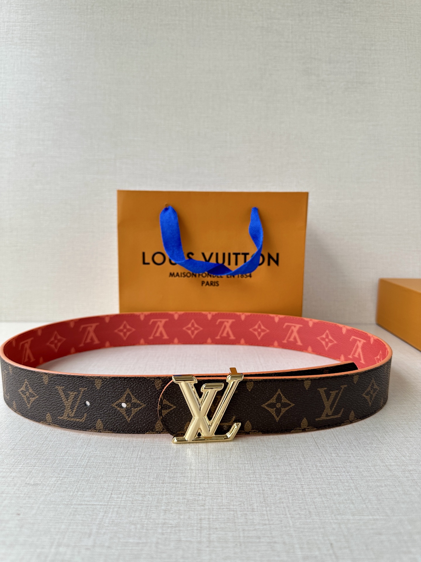  4.0宽LV Dimension Sunset 双面腰带取材 Monogram 涂层帆布，以温暖色调再