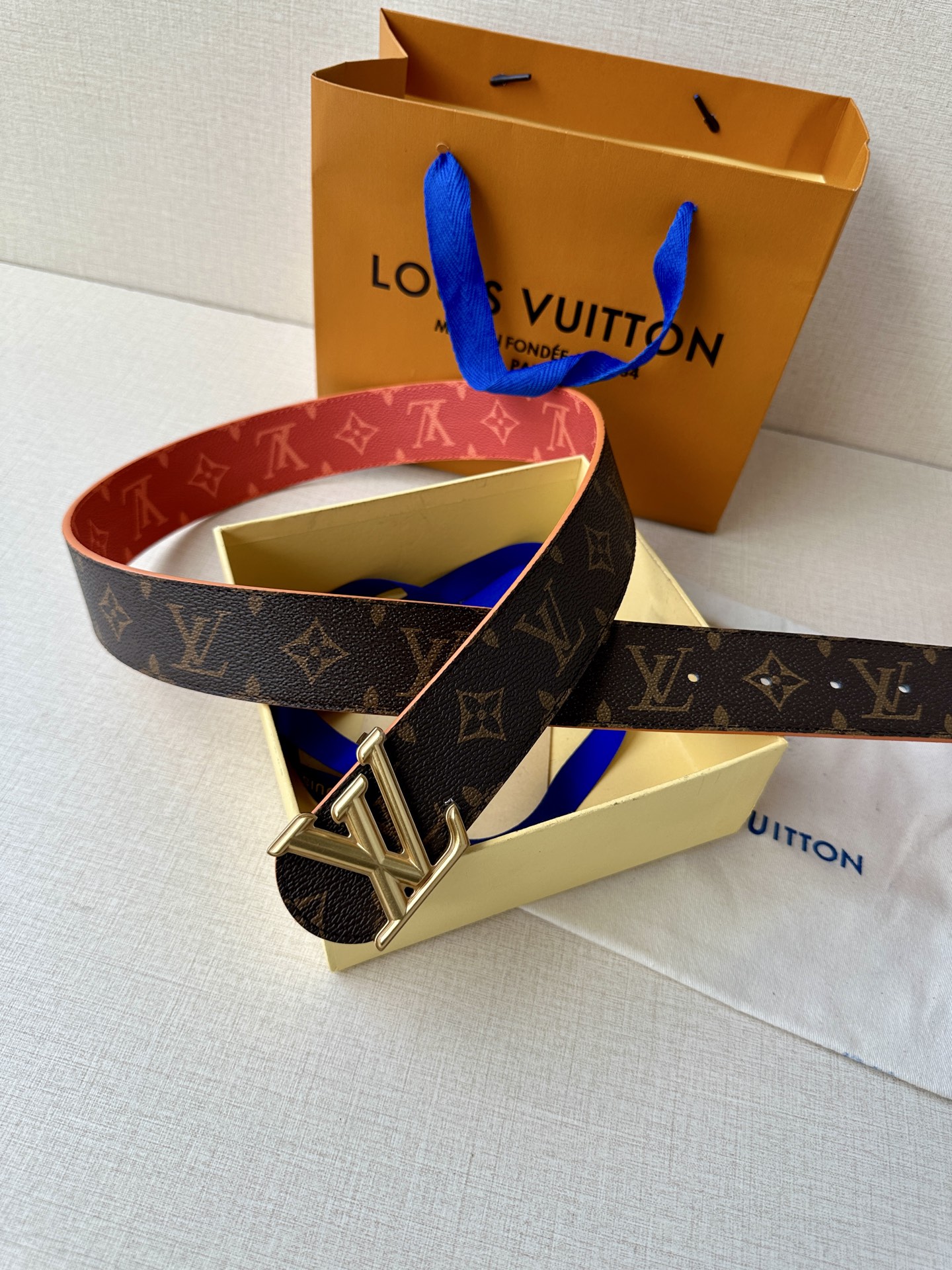  4.0宽LV Dimension Sunset 双面腰带取材 Monogram 涂层帆布，以温暖色调再