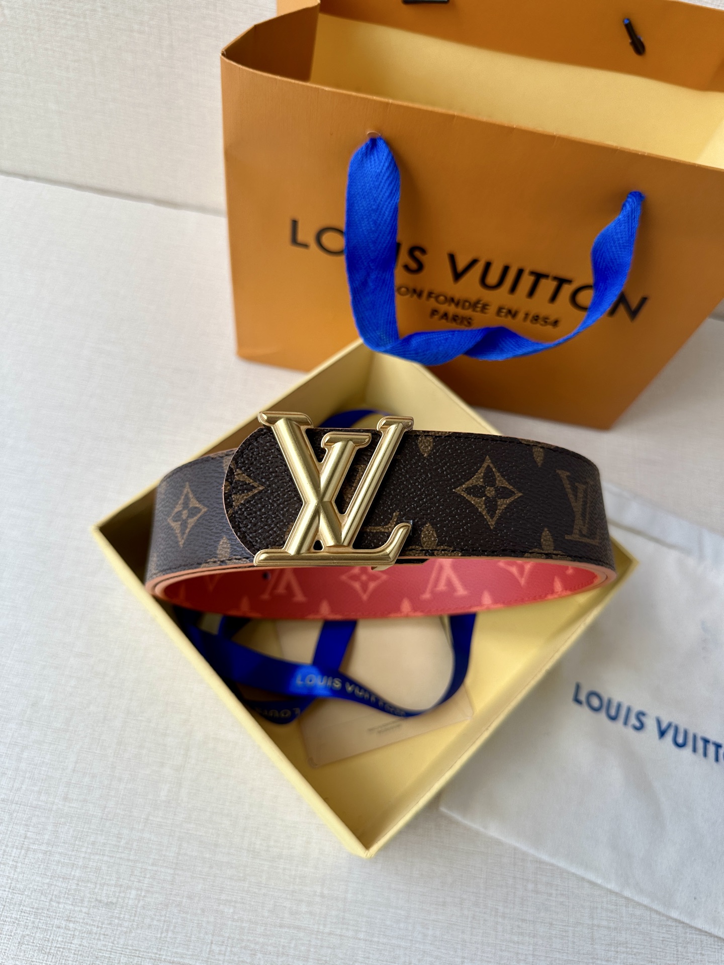  4.0宽LV Dimension Sunset 双面腰带取材 Monogram 涂层帆布，以温暖色调再