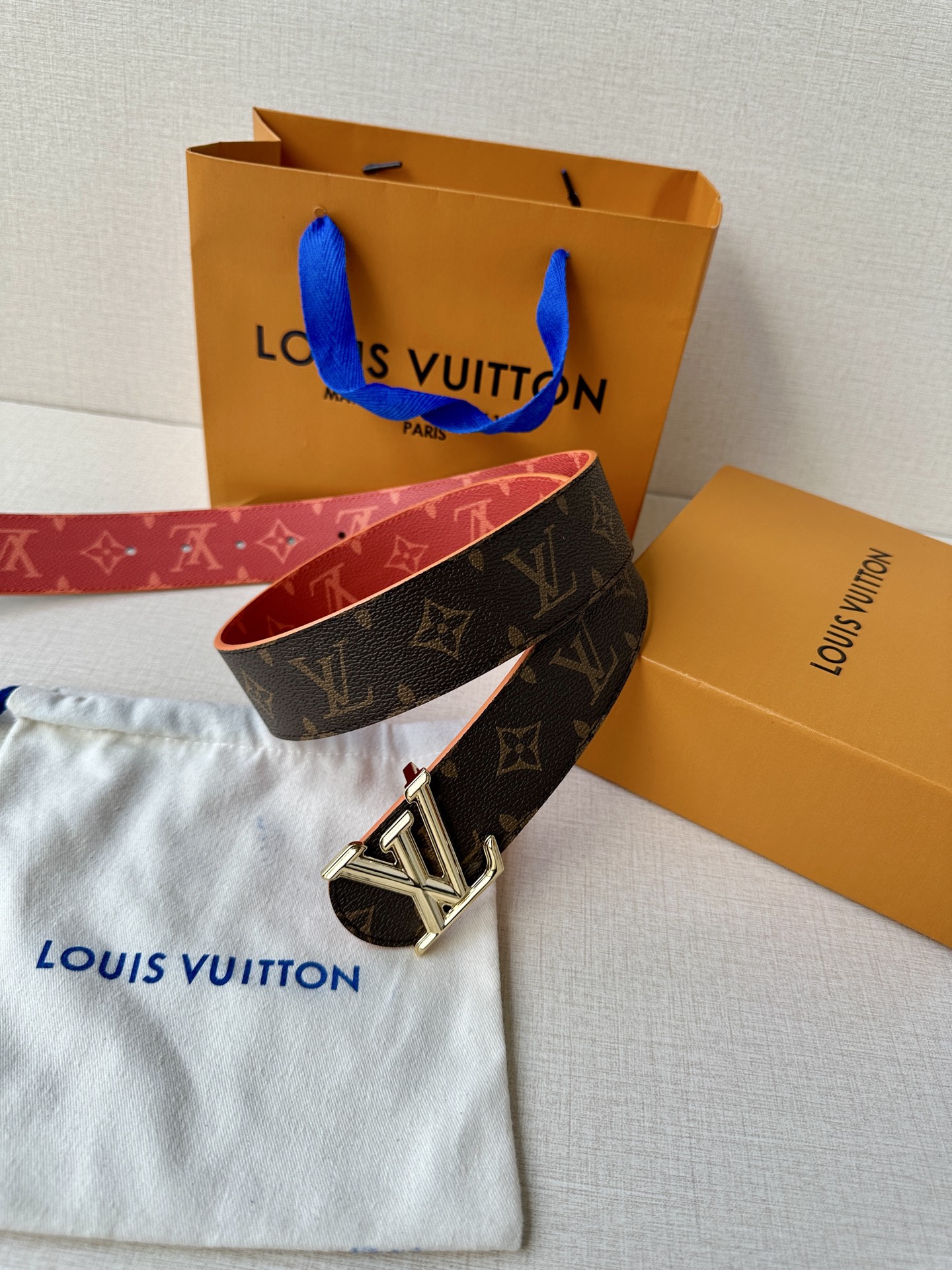  4.0宽LV Dimension Sunset 双面腰带取材 Monogram 涂层帆布，以温暖色调再