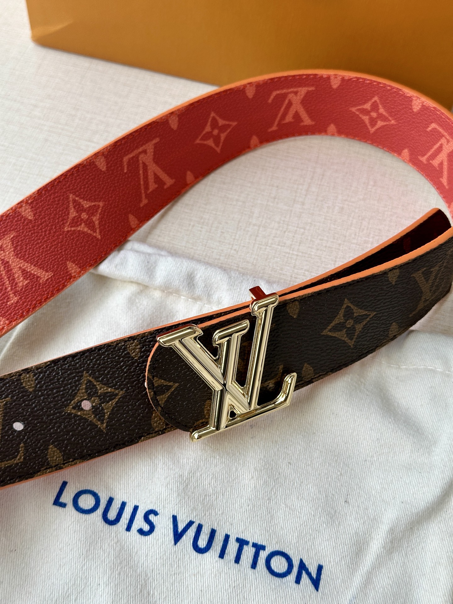  4.0宽LV Dimension Sunset 双面腰带取材 Monogram 涂层帆布，以温暖色调再