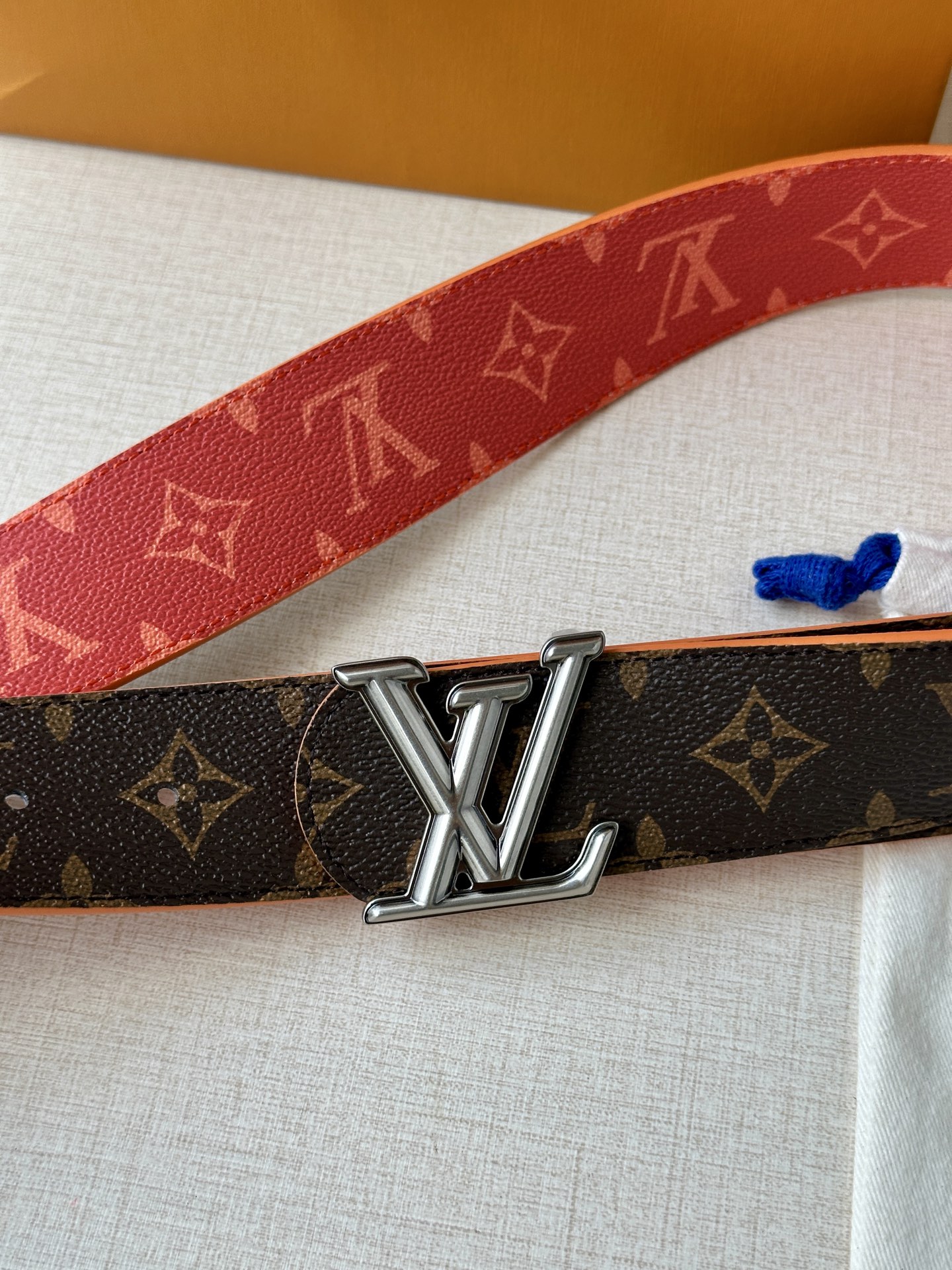  4.0宽LV Dimension Sunset 双面腰带取材 Monogram 涂层帆布，以温暖色调再