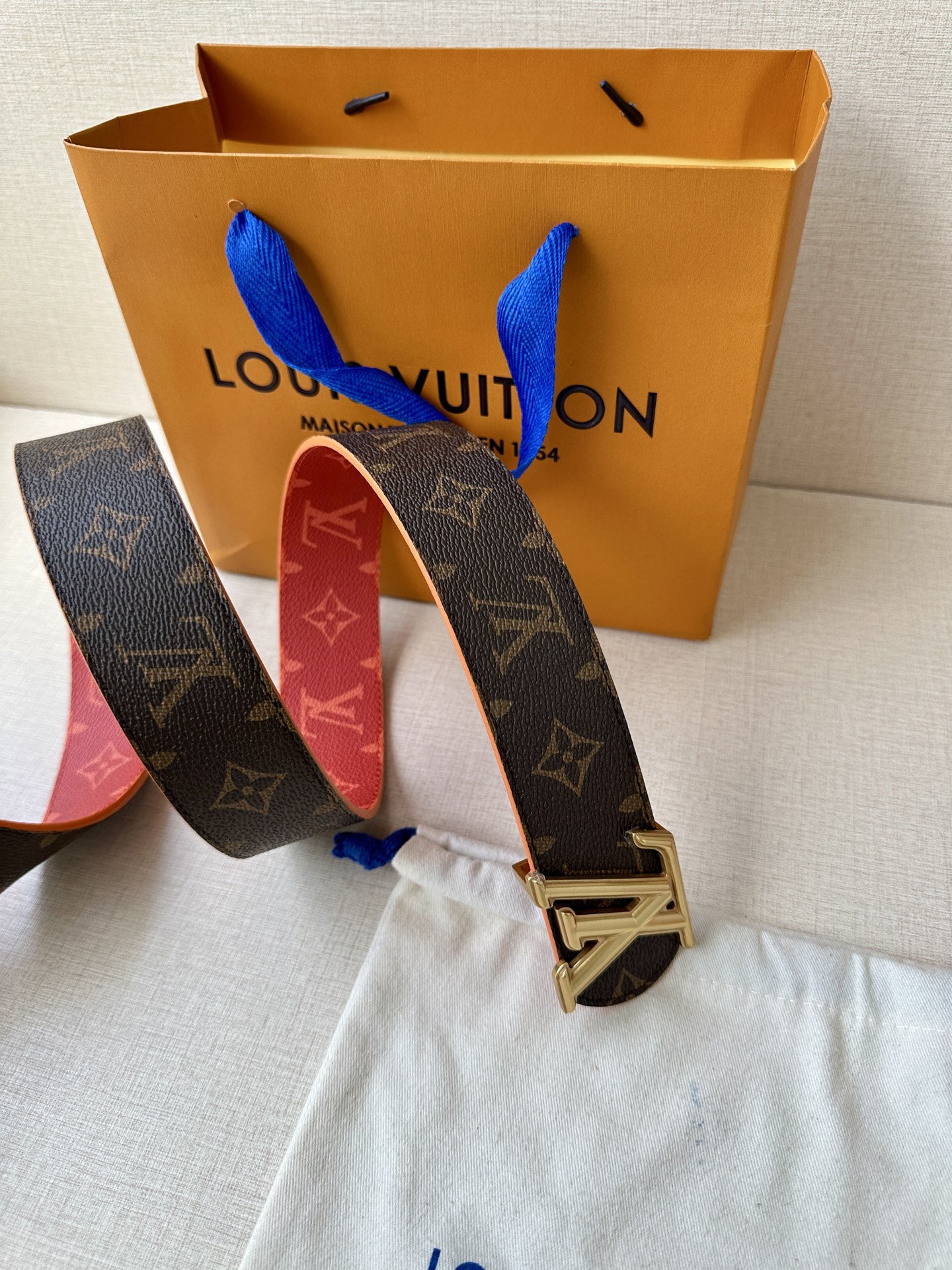  4.0宽LV Dimension Sunset 双面腰带取材 Monogram 涂层帆布，以温暖色调再