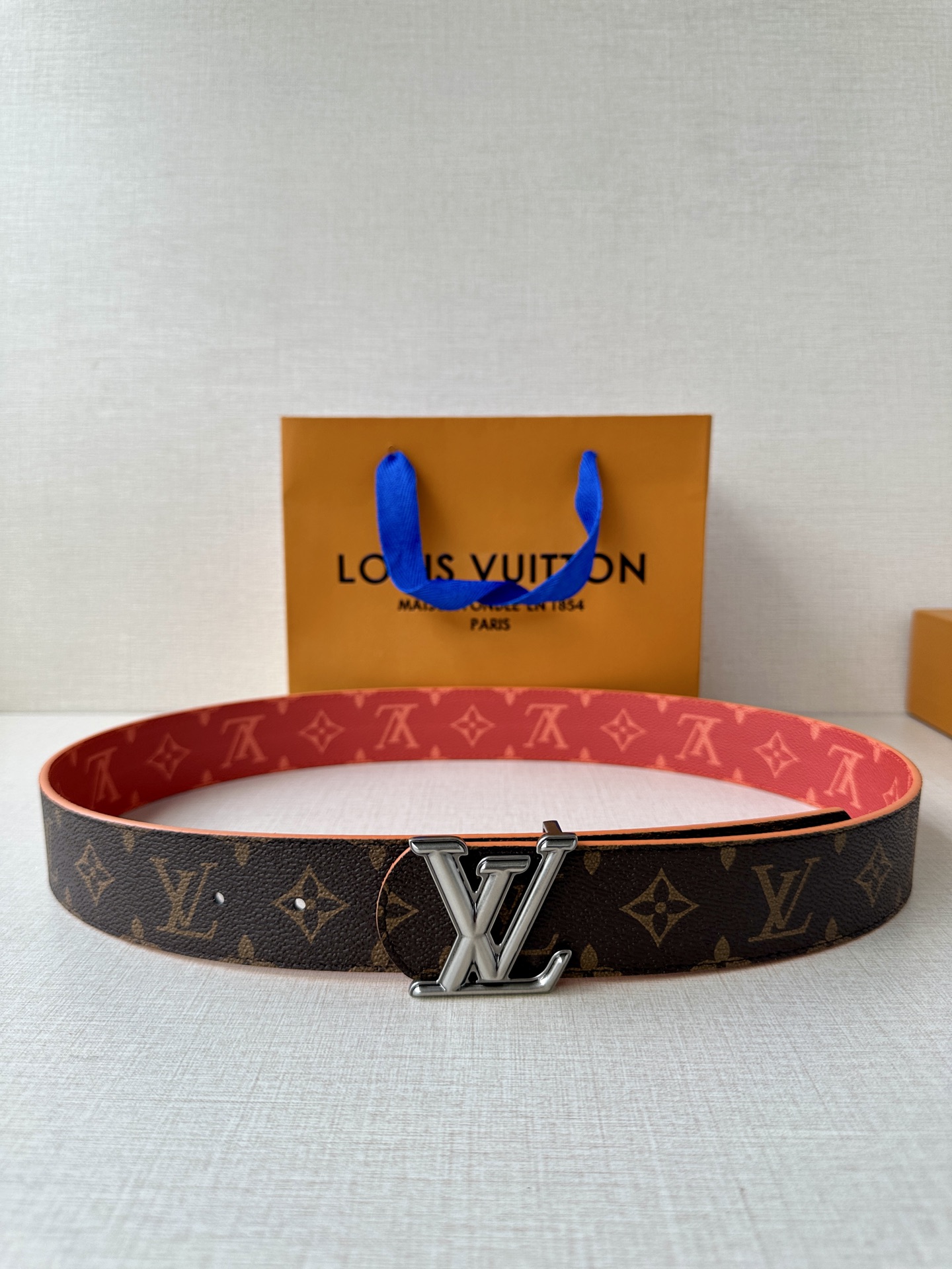  4.0宽LV Dimension Sunset 双面腰带取材 Monogram 涂层帆布，以温暖色调再