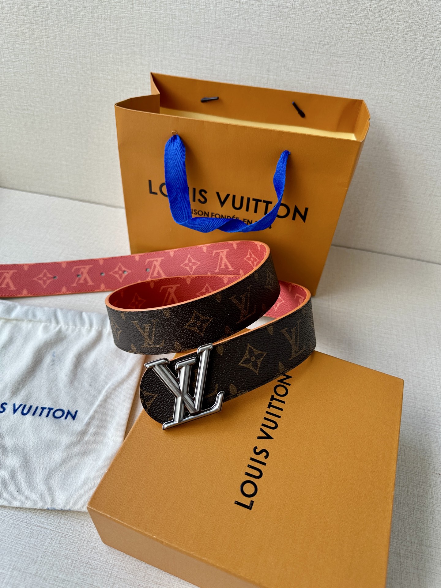 4.0宽LV Dimension Sunset 双面腰带取材 Monogram 涂层帆布，以温暖色调再