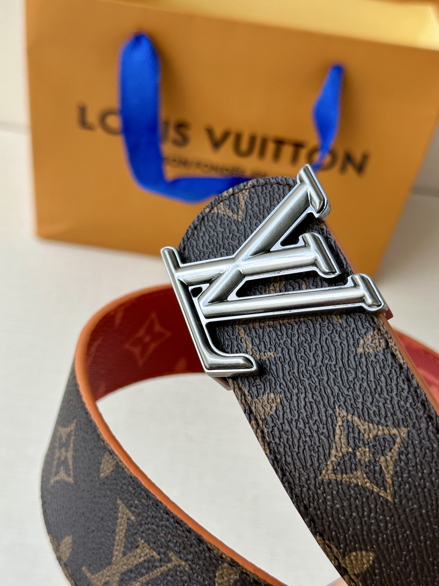  4.0宽LV Dimension Sunset 双面腰带取材 Monogram 涂层帆布，以温暖色调再