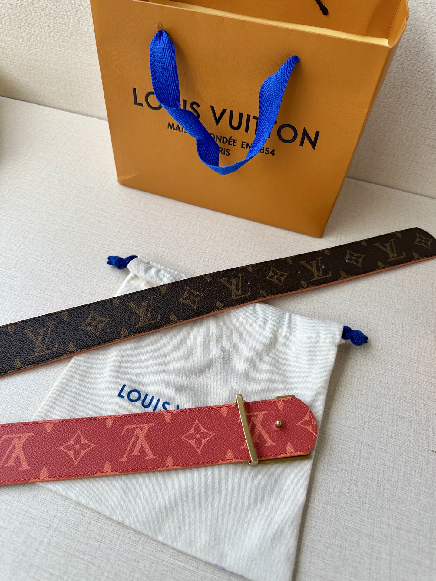  4.0宽LV Dimension Sunset 双面腰带取材 Monogram 涂层帆布，以温暖色调再