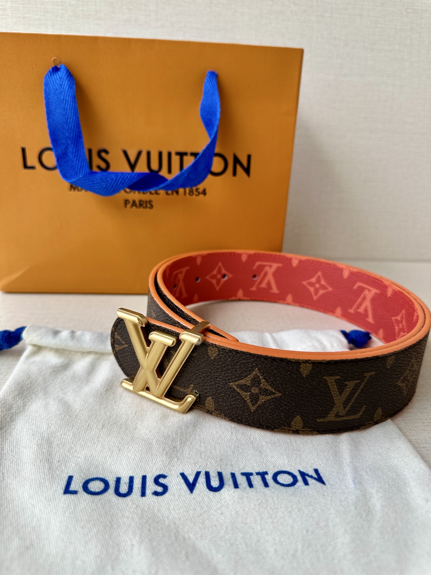  4.0宽LV Dimension Sunset 双面腰带取材 Monogram 涂层帆布，以温暖色调再