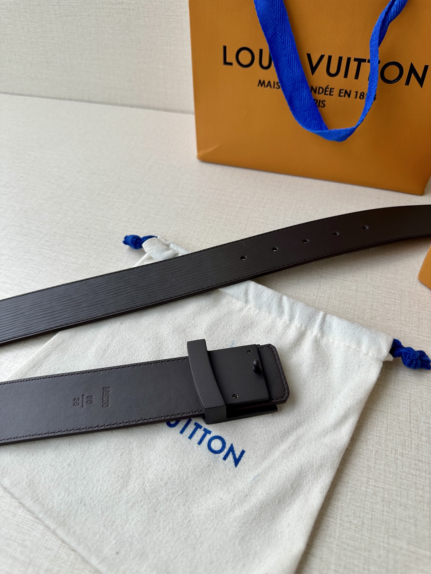 Louis Vuitton LV Initiales 40MM Reversible Leather Belt for Men 7 i1751015009534 7823 0 5