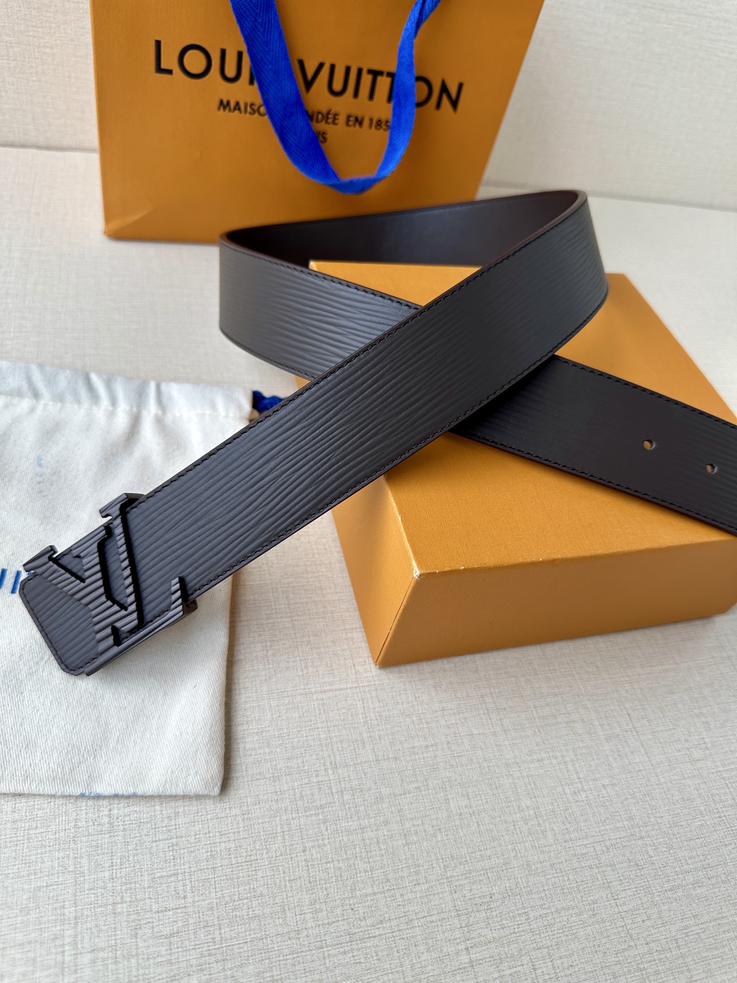 Louis Vuitton LV Initiales 40MM Reversible Leather Belt for Men 5 i1751015014217 1306 0 3