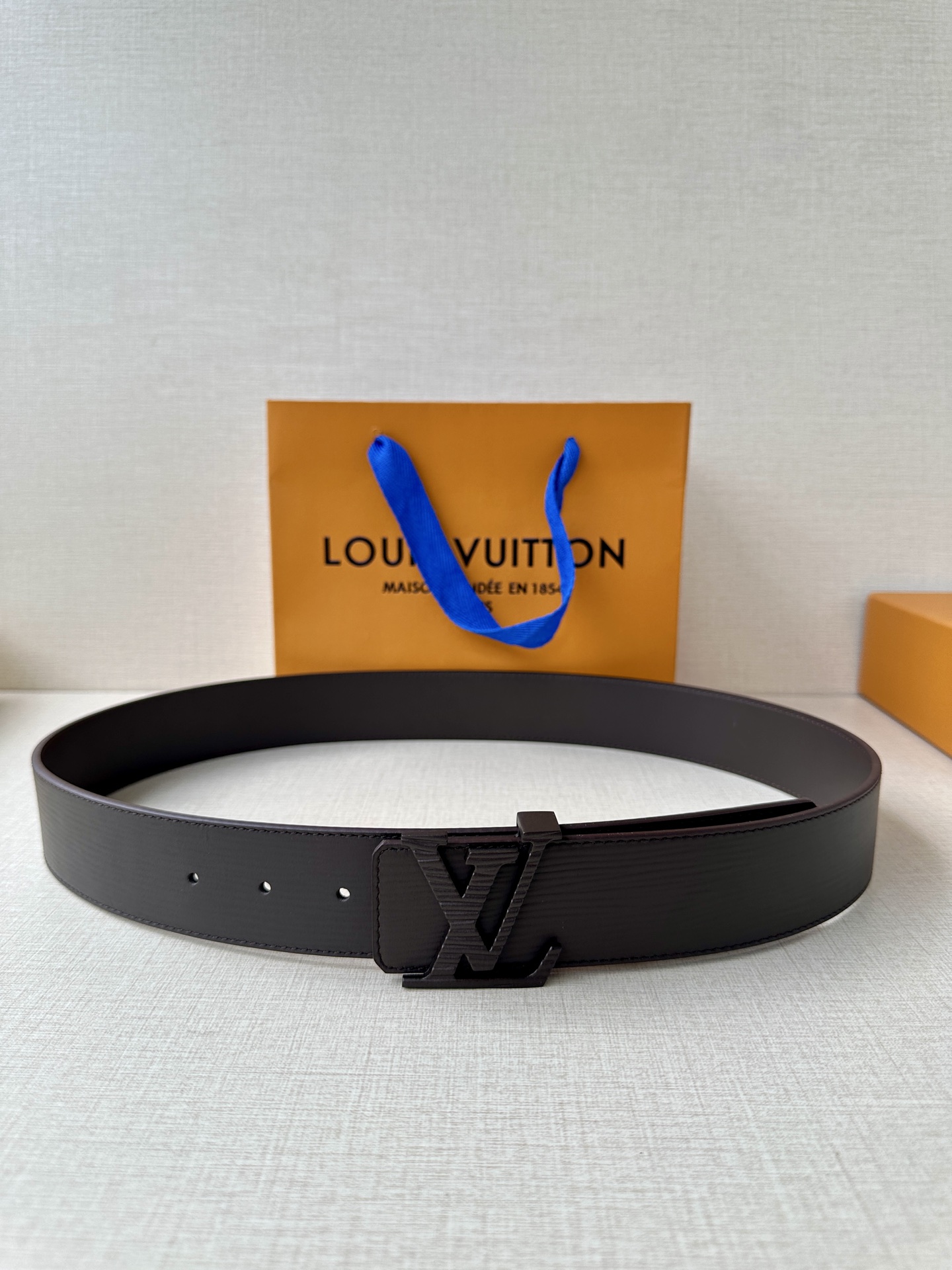 Louis Vuitton LV Initiales 40MM Reversible Leather Belt for Men 2 i1751015014254 4633 0 0