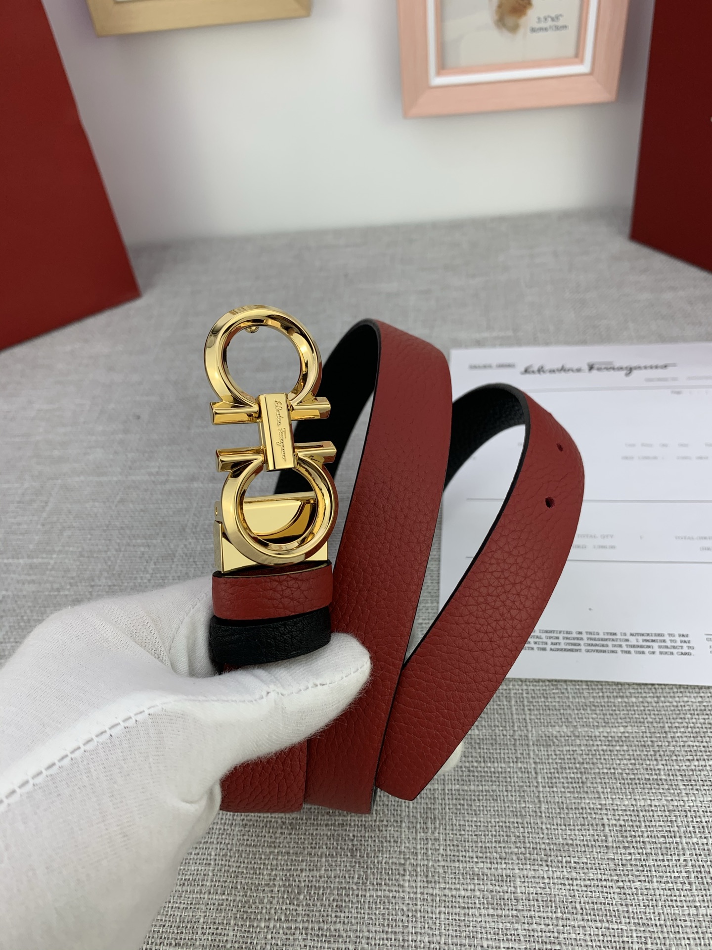 “Salvatore Ferragamo Cattle Leather Belt with Gancini Logo: Perfect Modulation and Tailoring” - 图片 7