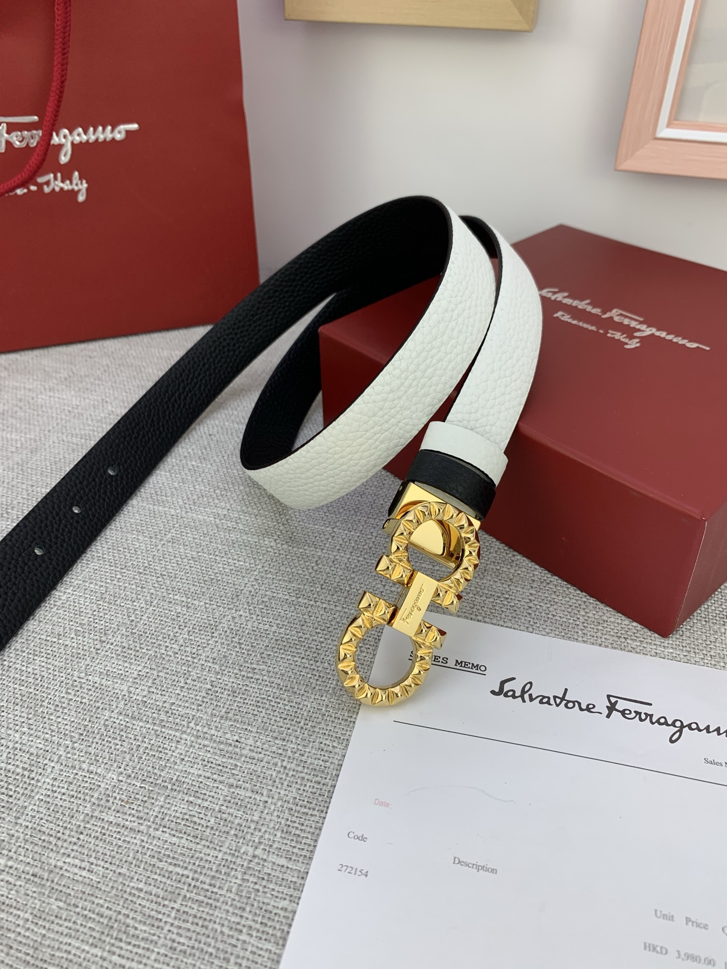  女款Ferragamo菲拉格慕，尺寸2.5cm。标志性Gancini标志，牛皮材质皮带。造型百搭，四季