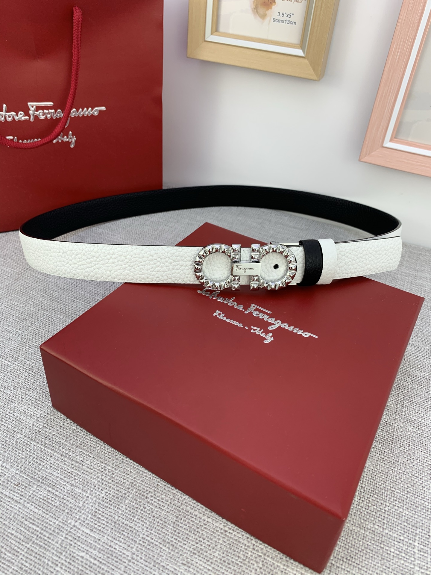  女款Ferragamo菲拉格慕，尺寸2.5cm。标志性Gancini标志，牛皮材质皮带。造型百搭，四季