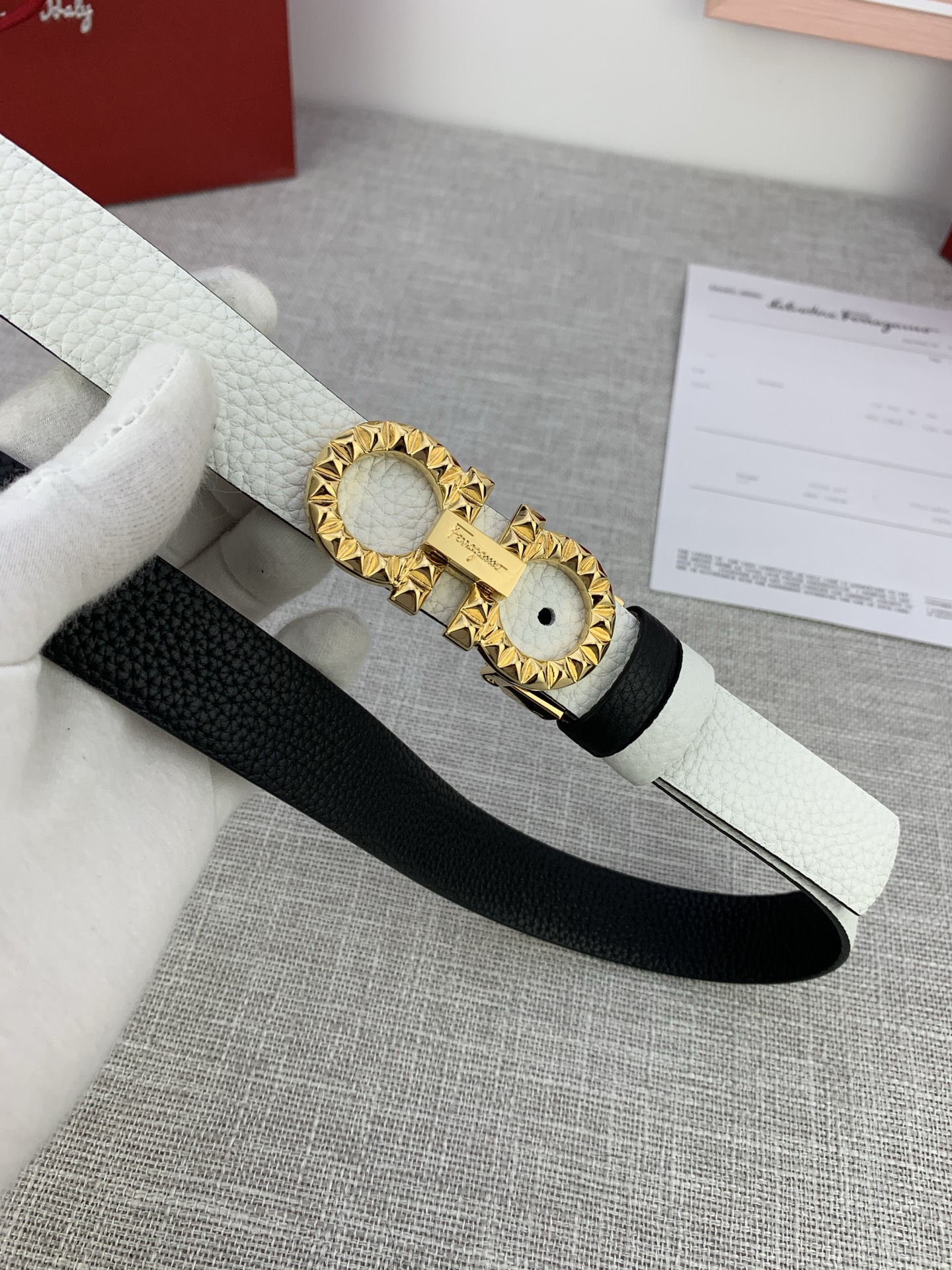  女款Ferragamo菲拉格慕，尺寸2.5cm。标志性Gancini标志，牛皮材质皮带。造型百搭，四季