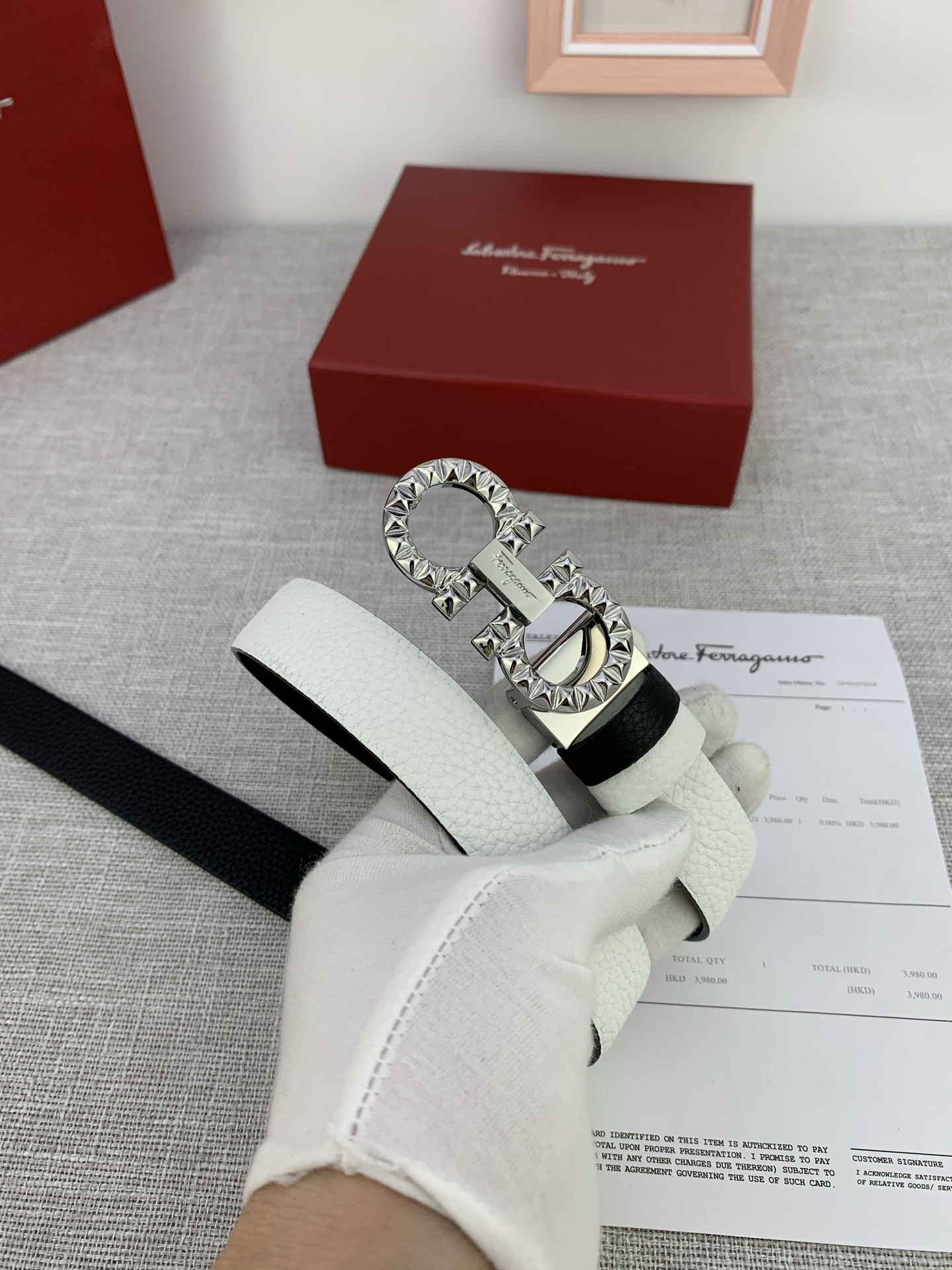  女款Ferragamo菲拉格慕，尺寸2.5cm。标志性Gancini标志，牛皮材质皮带。造型百搭，四季