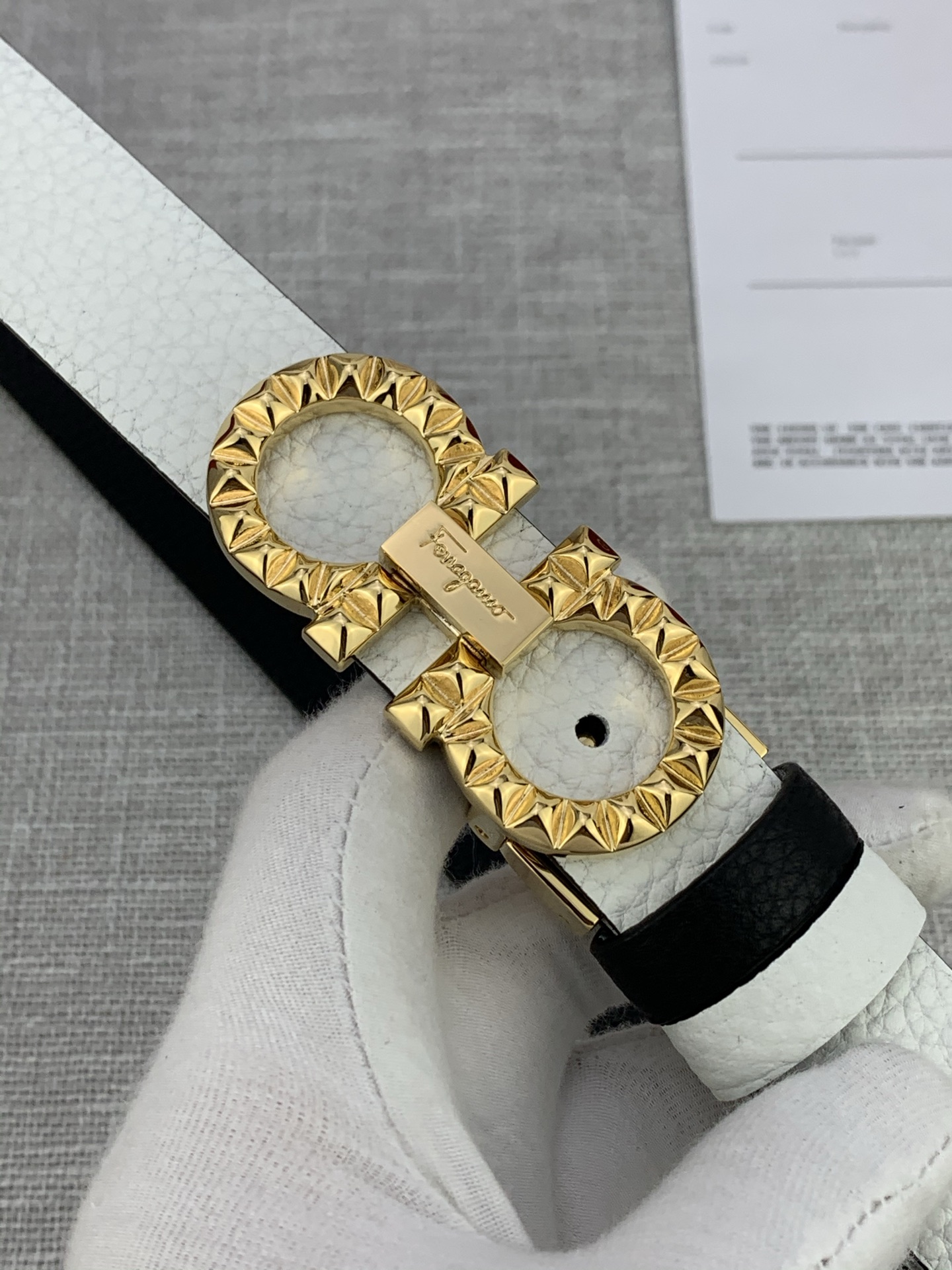  女款Ferragamo菲拉格慕，尺寸2.5cm。标志性Gancini标志，牛皮材质皮带。造型百搭，四季