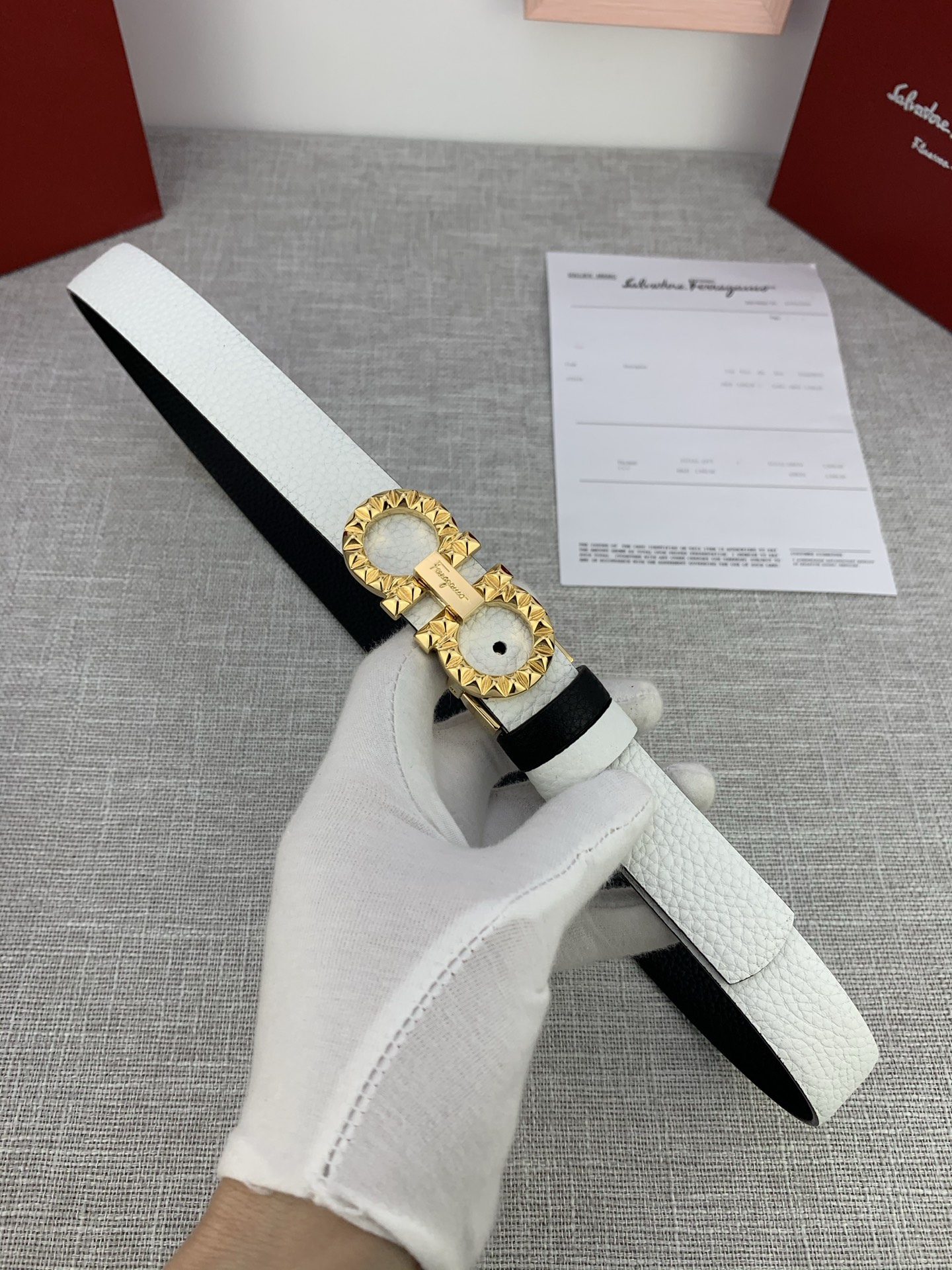  女款Ferragamo菲拉格慕，尺寸2.5cm。标志性Gancini标志，牛皮材质皮带。造型百搭，四季