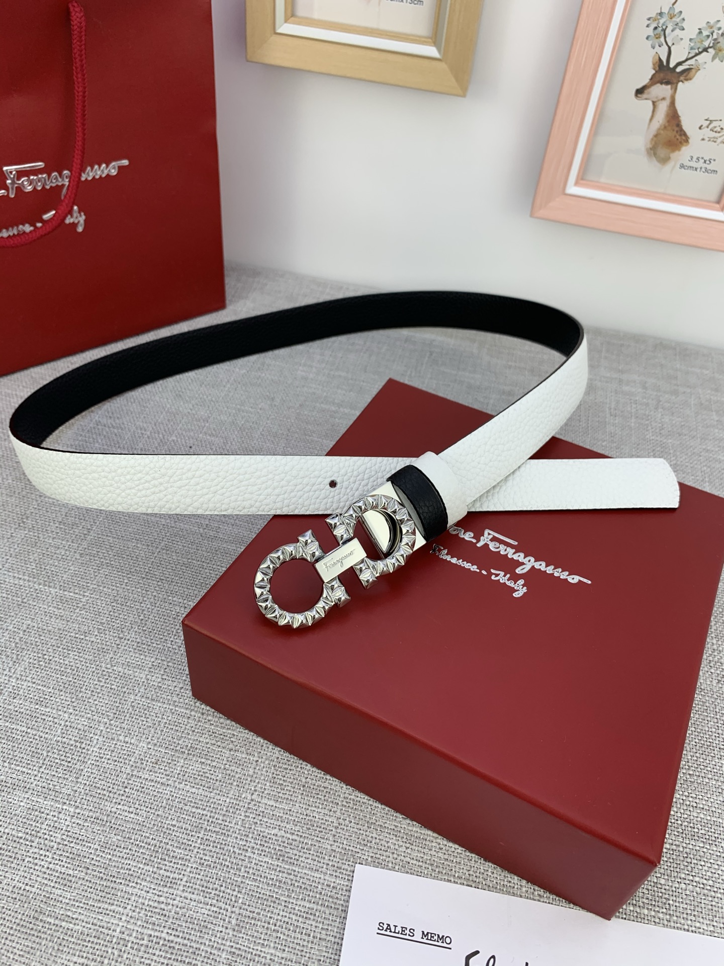  女款Ferragamo菲拉格慕，尺寸2.5cm。标志性Gancini标志，牛皮材质皮带。造型百搭，四季