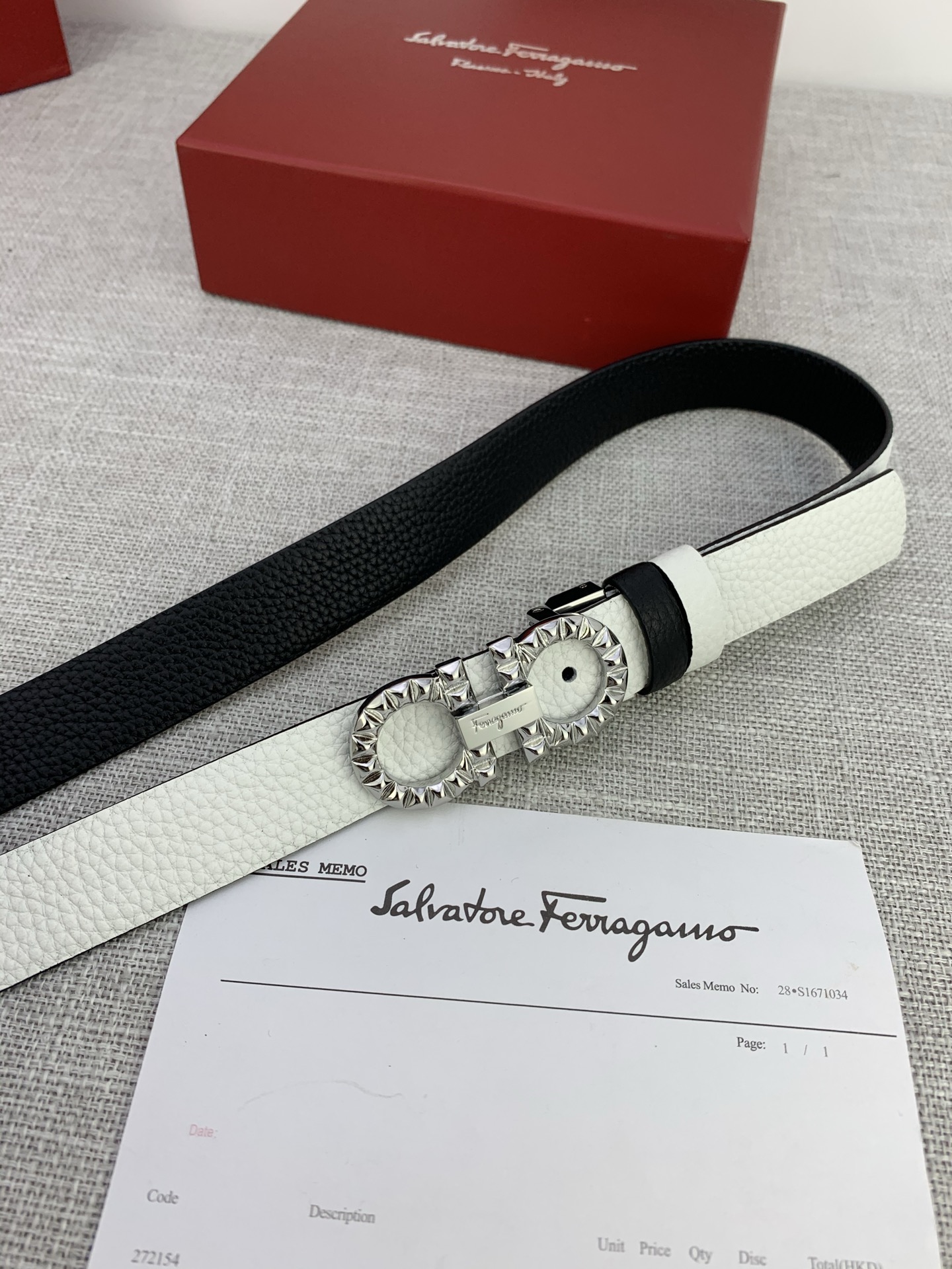  女款Ferragamo菲拉格慕，尺寸2.5cm。标志性Gancini标志，牛皮材质皮带。造型百搭，四季