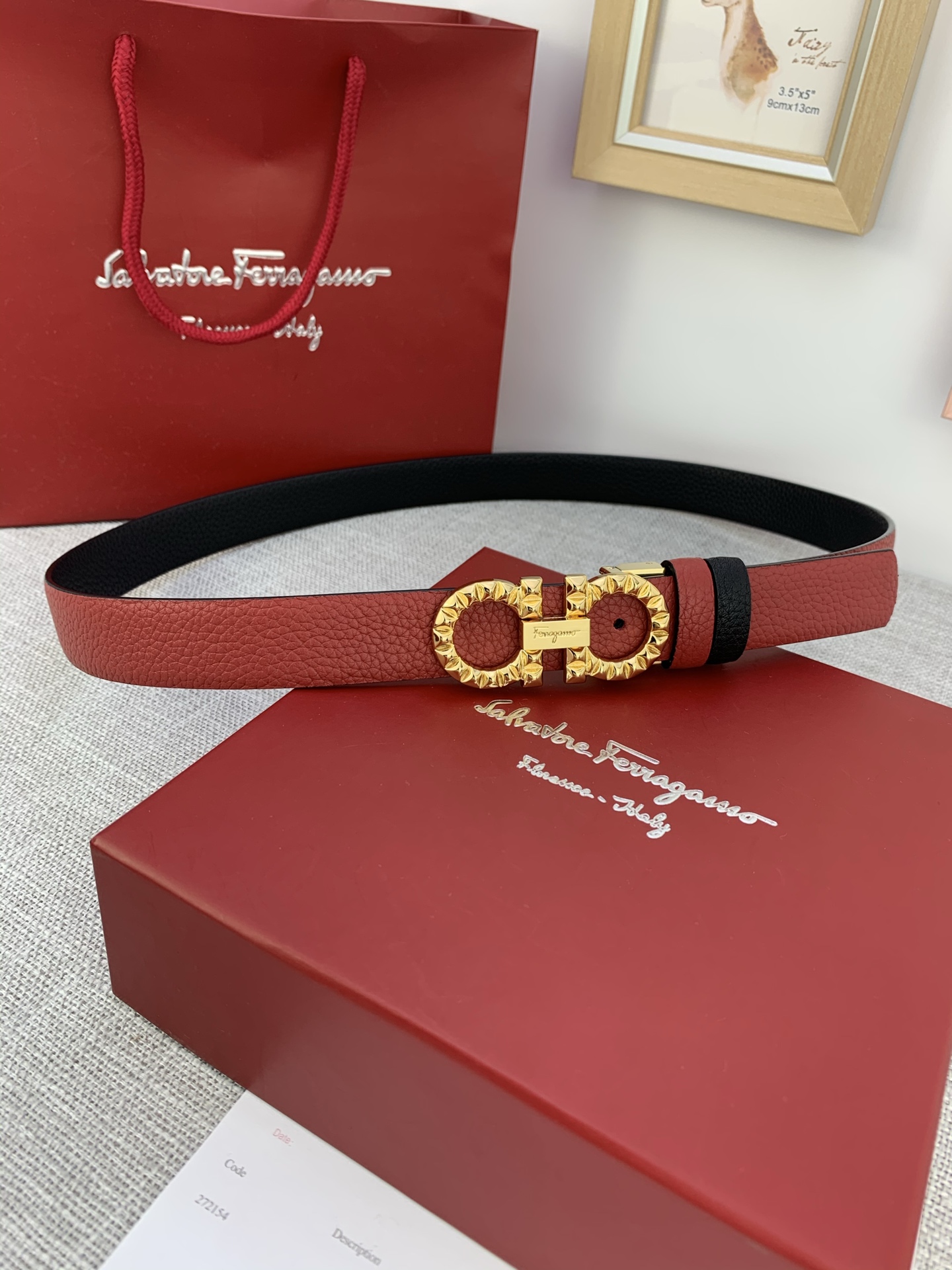  女款Ferragamo菲拉格慕，尺寸2.5cm。标志性Gancini标志，牛皮材质皮带。造型百搭，四季