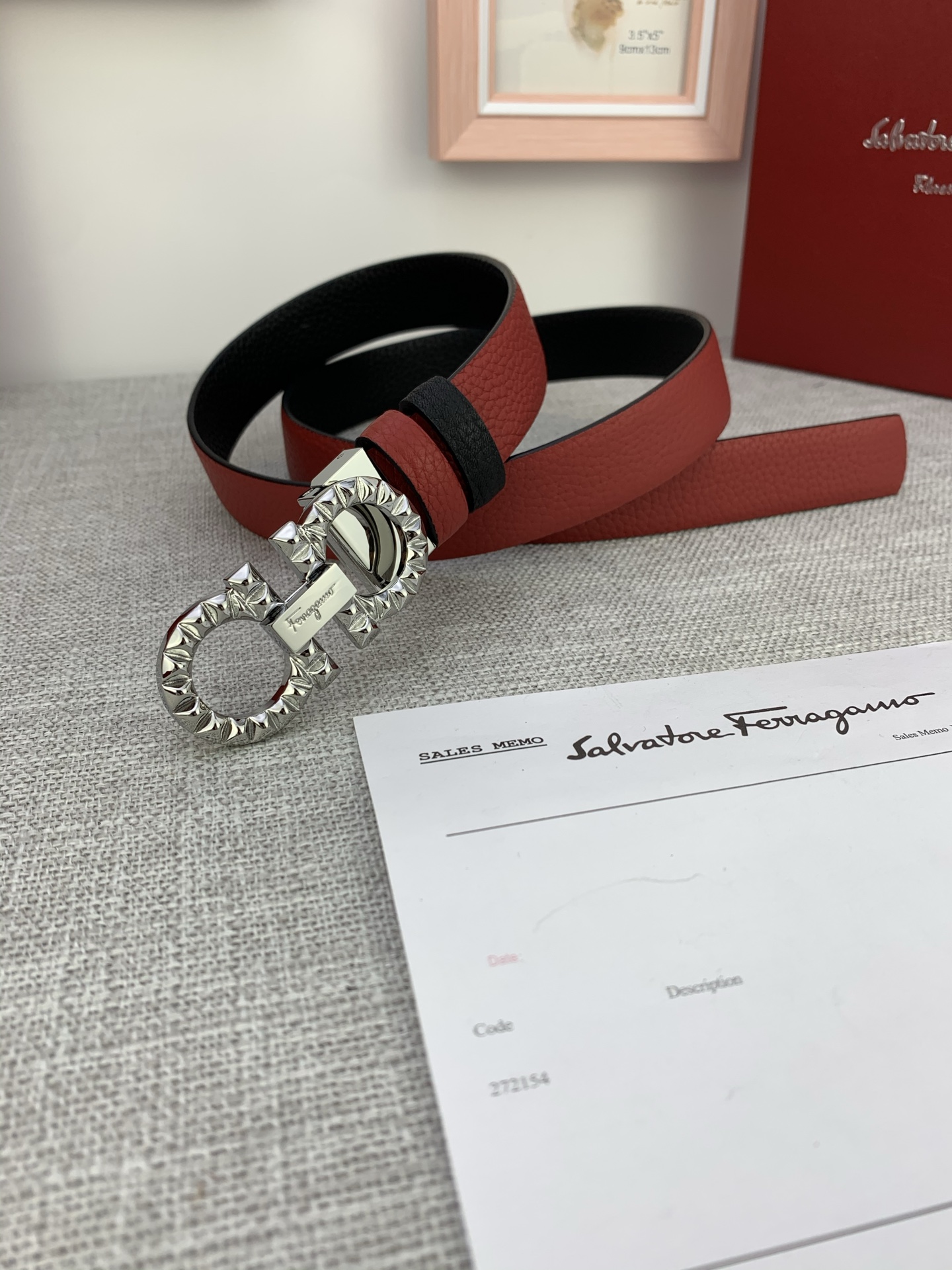  女款Ferragamo菲拉格慕，尺寸2.5cm。标志性Gancini标志，牛皮材质皮带。造型百搭，四季