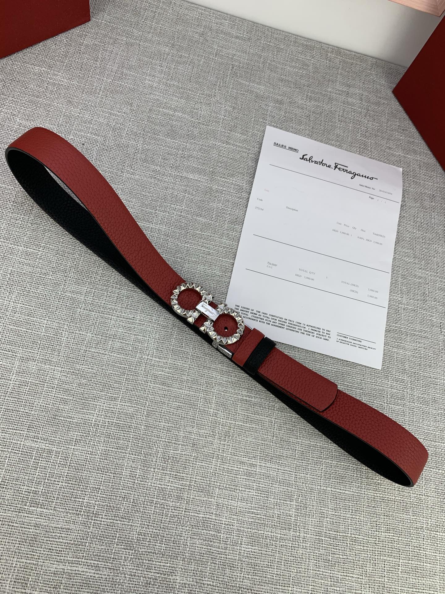  女款Ferragamo菲拉格慕，尺寸2.5cm。标志性Gancini标志，牛皮材质皮带。造型百搭，四季