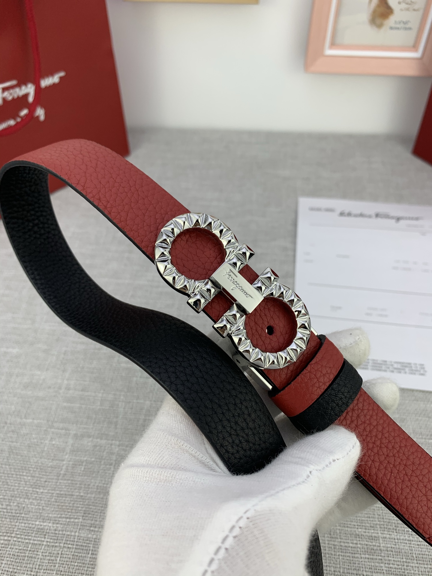  女款Ferragamo菲拉格慕，尺寸2.5cm。标志性Gancini标志，牛皮材质皮带。造型百搭，四季