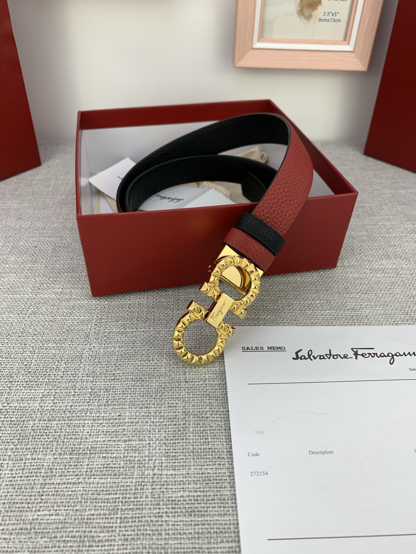  女款Ferragamo菲拉格慕，尺寸2.5cm。标志性Gancini标志，牛皮材质皮带。造型百搭，四季