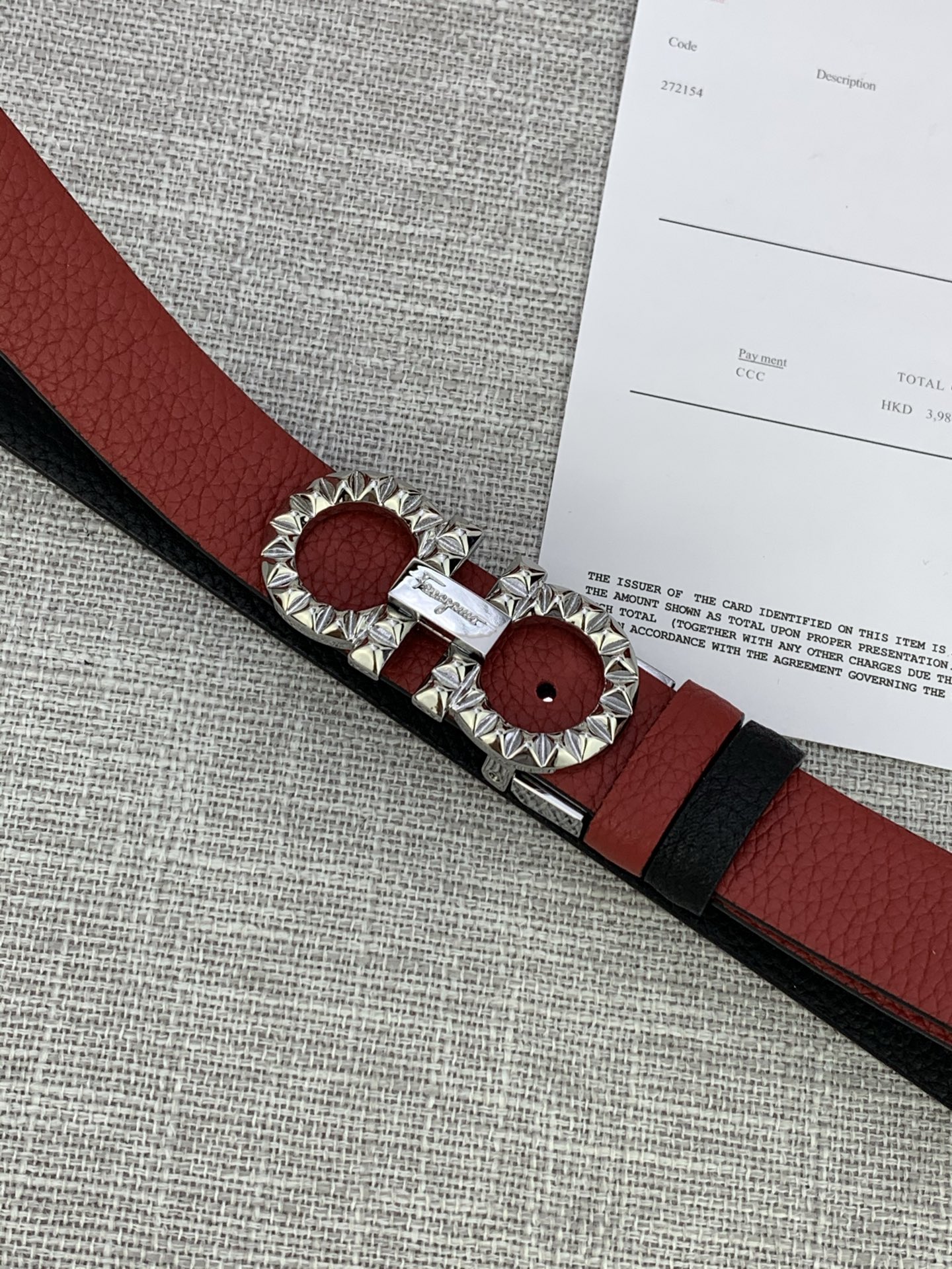  女款Ferragamo菲拉格慕，尺寸2.5cm。标志性Gancini标志，牛皮材质皮带。造型百搭，四季