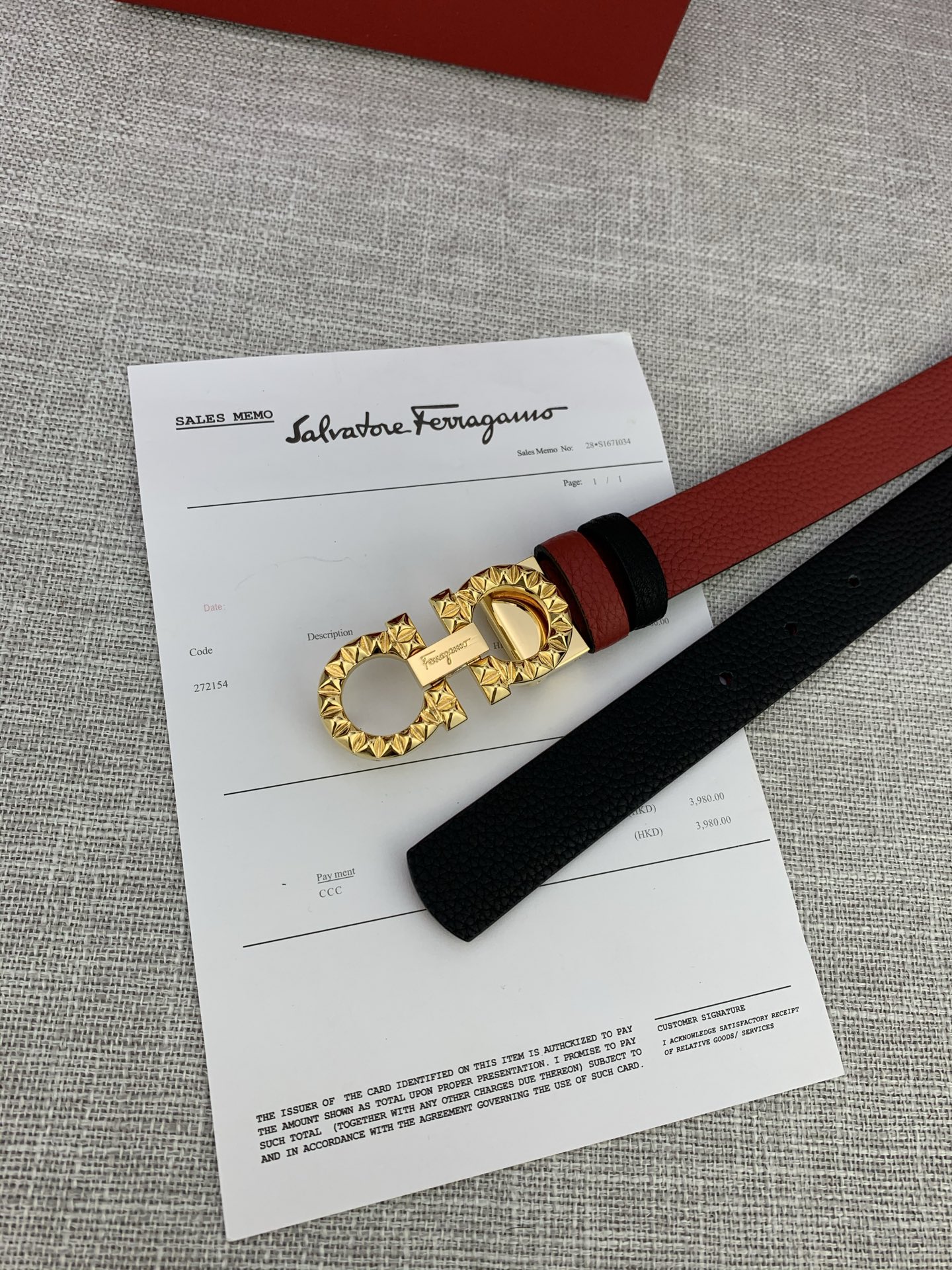  女款Ferragamo菲拉格慕，尺寸2.5cm。标志性Gancini标志，牛皮材质皮带。造型百搭，四季