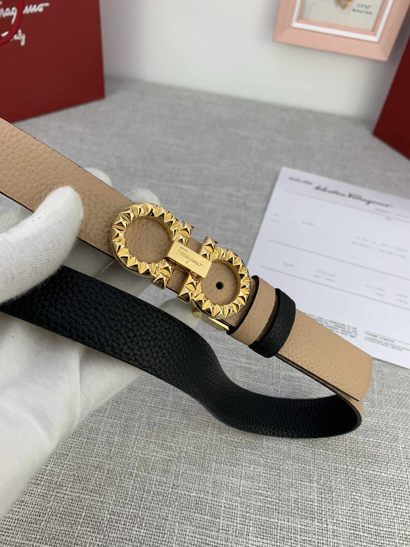  女款Ferragamo菲拉格慕，尺寸2.5cm。标志性Gancini标志，牛皮材质皮带。造型百搭，四季