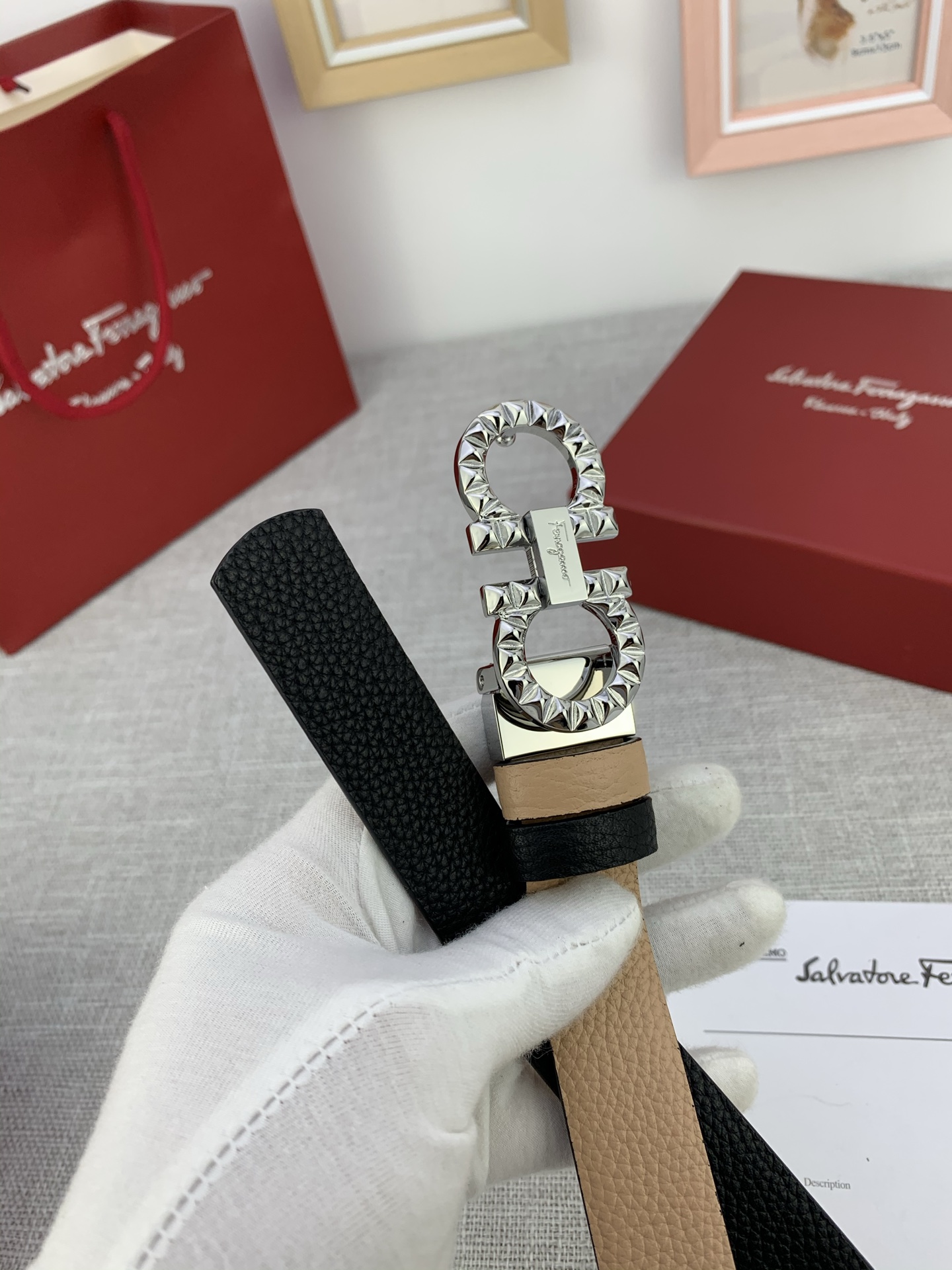  女款Ferragamo菲拉格慕，尺寸2.5cm。标志性Gancini标志，牛皮材质皮带。造型百搭，四季