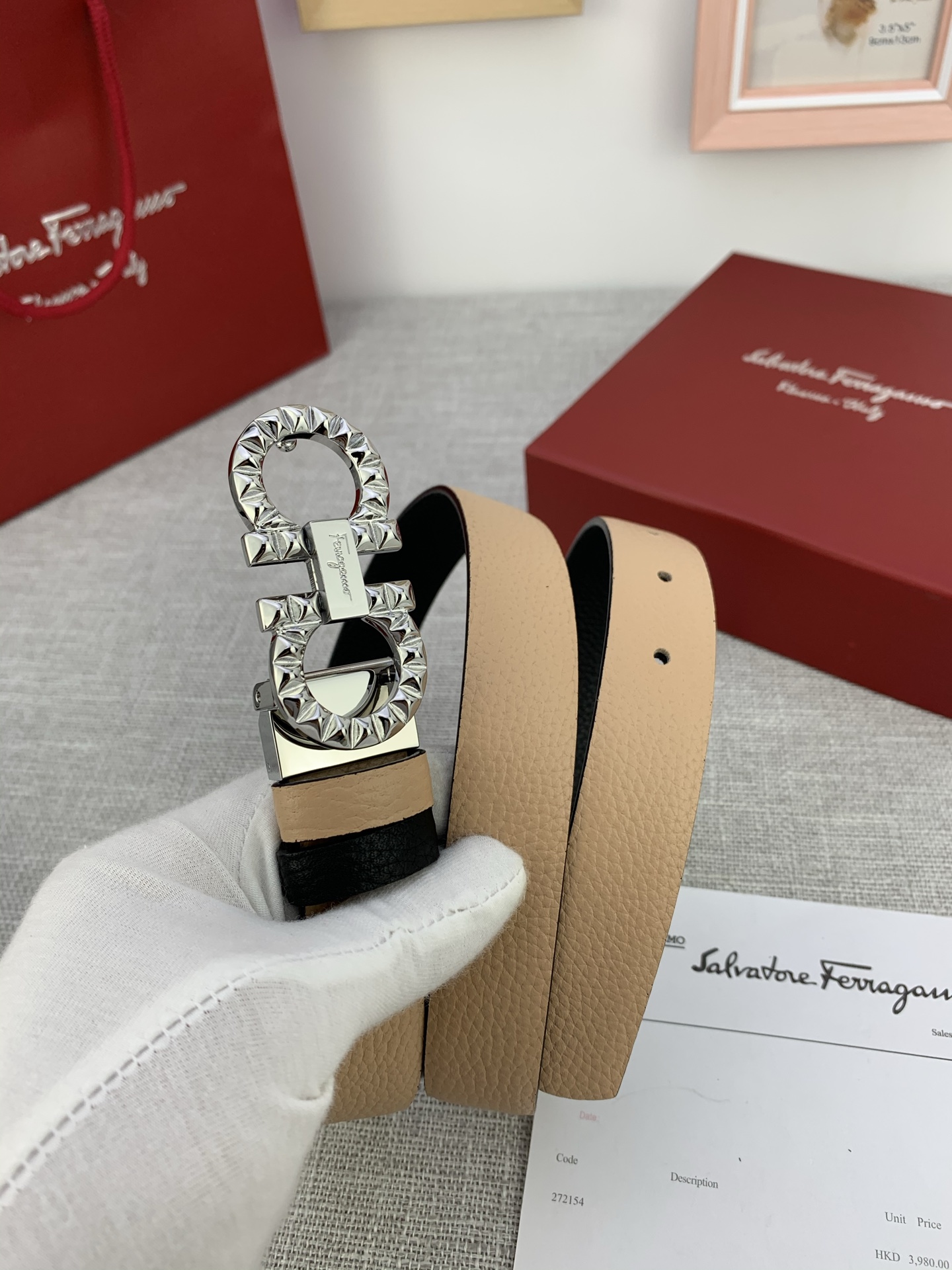  女款Ferragamo菲拉格慕，尺寸2.5cm。标志性Gancini标志，牛皮材质皮带。造型百搭，四季