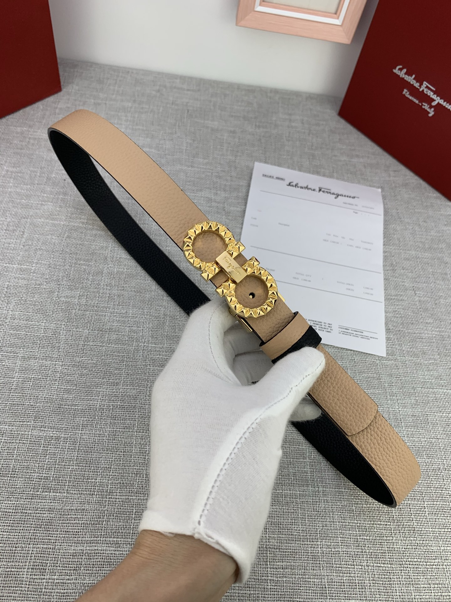  女款Ferragamo菲拉格慕，尺寸2.5cm。标志性Gancini标志，牛皮材质皮带。造型百搭，四季