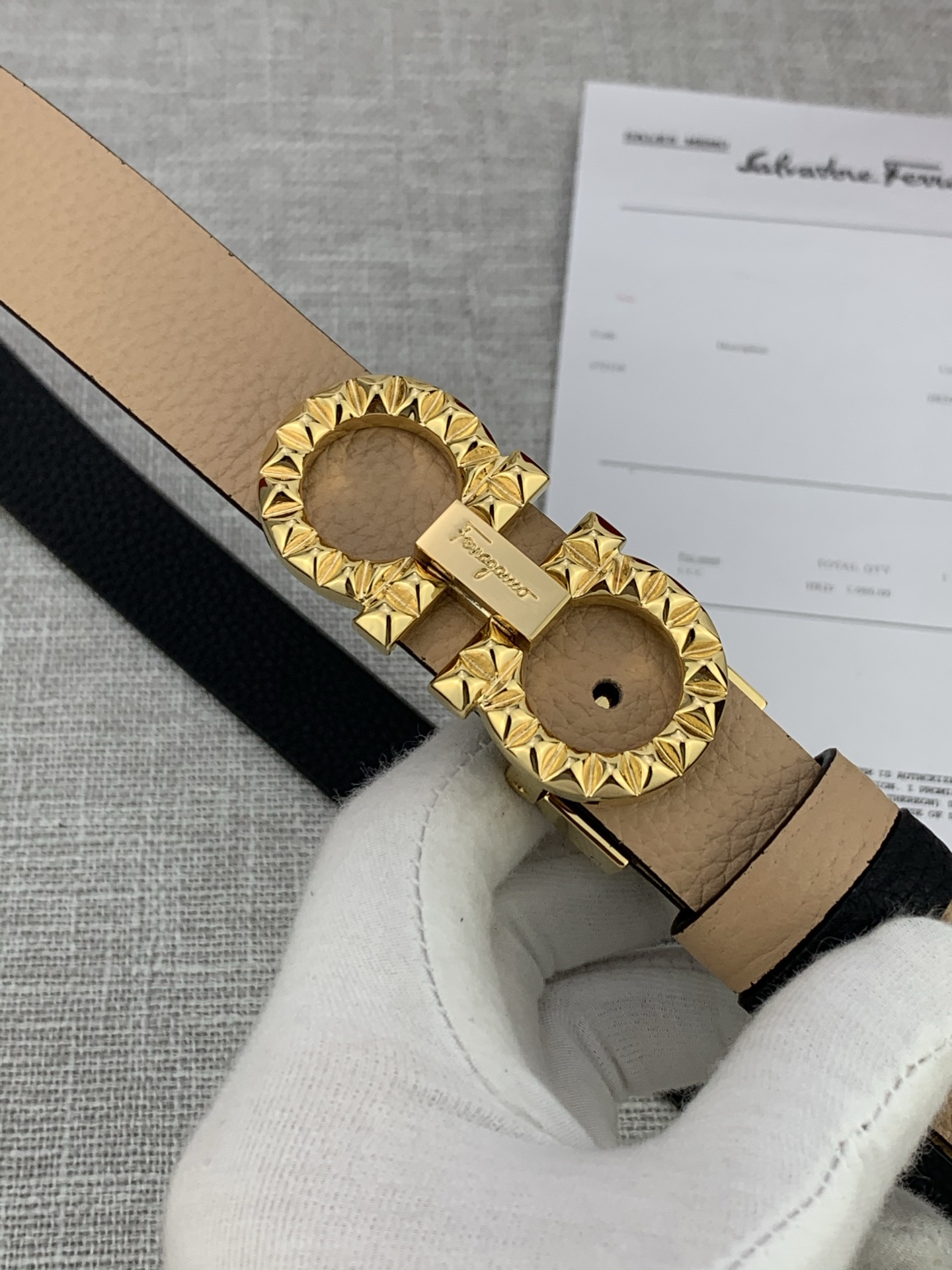  女款Ferragamo菲拉格慕，尺寸2.5cm。标志性Gancini标志，牛皮材质皮带。造型百搭，四季