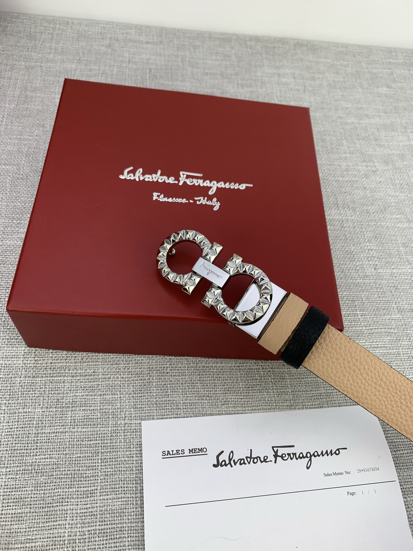  女款Ferragamo菲拉格慕，尺寸2.5cm。标志性Gancini标志，牛皮材质皮带。造型百搭，四季