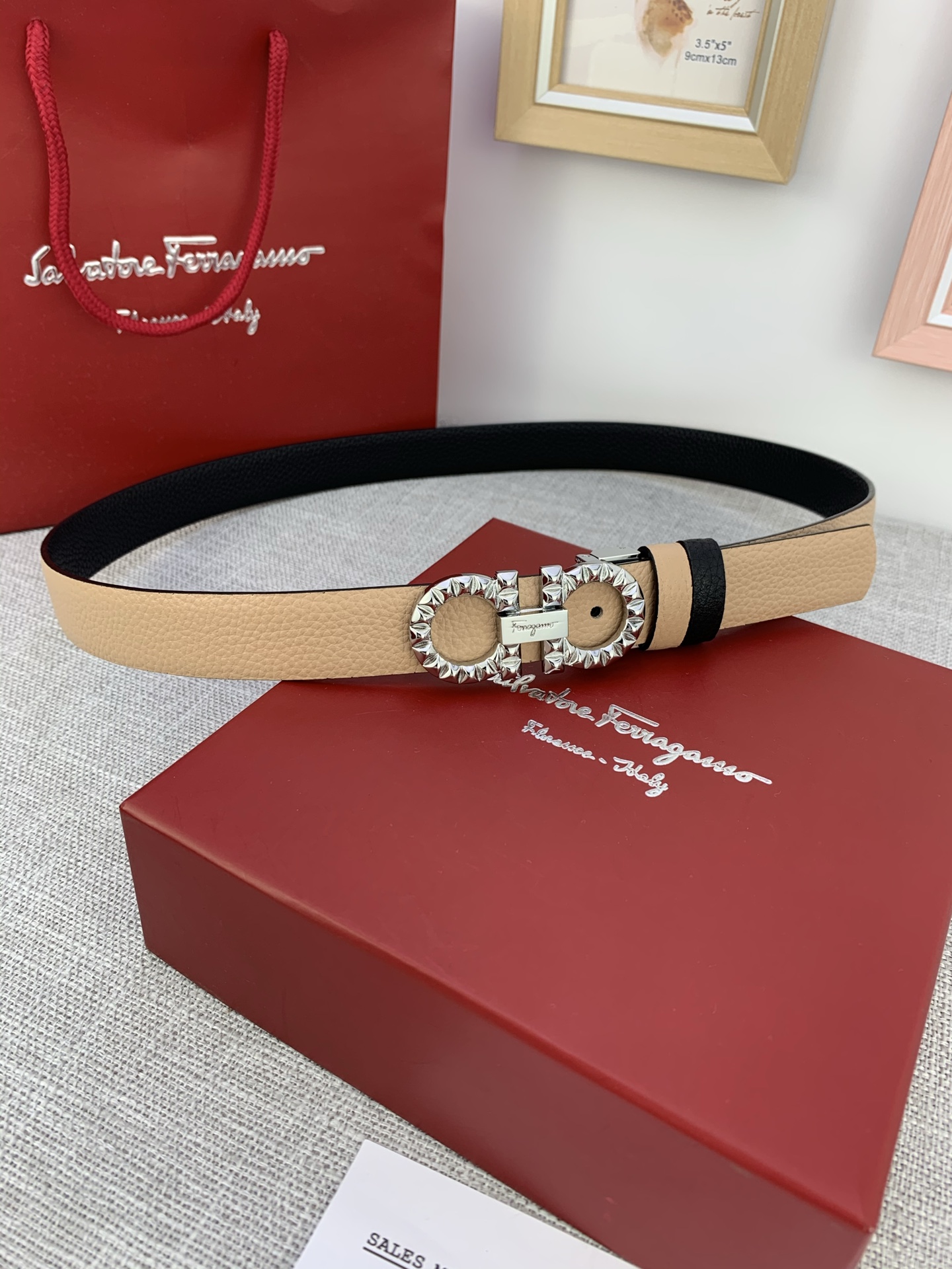  女款Ferragamo菲拉格慕，尺寸2.5cm。标志性Gancini标志，牛皮材质皮带。造型百搭，四季