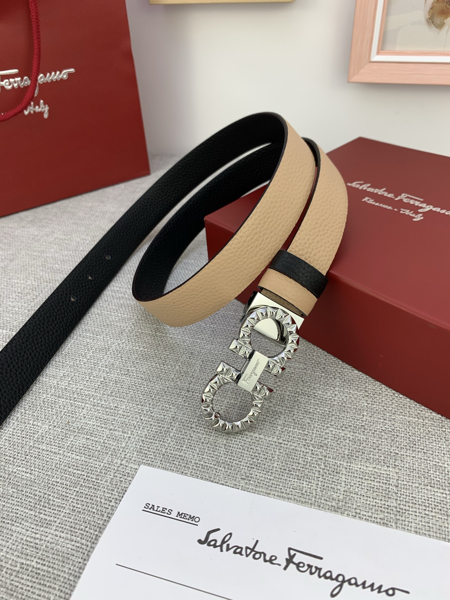  女款Ferragamo菲拉格慕，尺寸2.5cm。标志性Gancini标志，牛皮材质皮带。造型百搭，四季