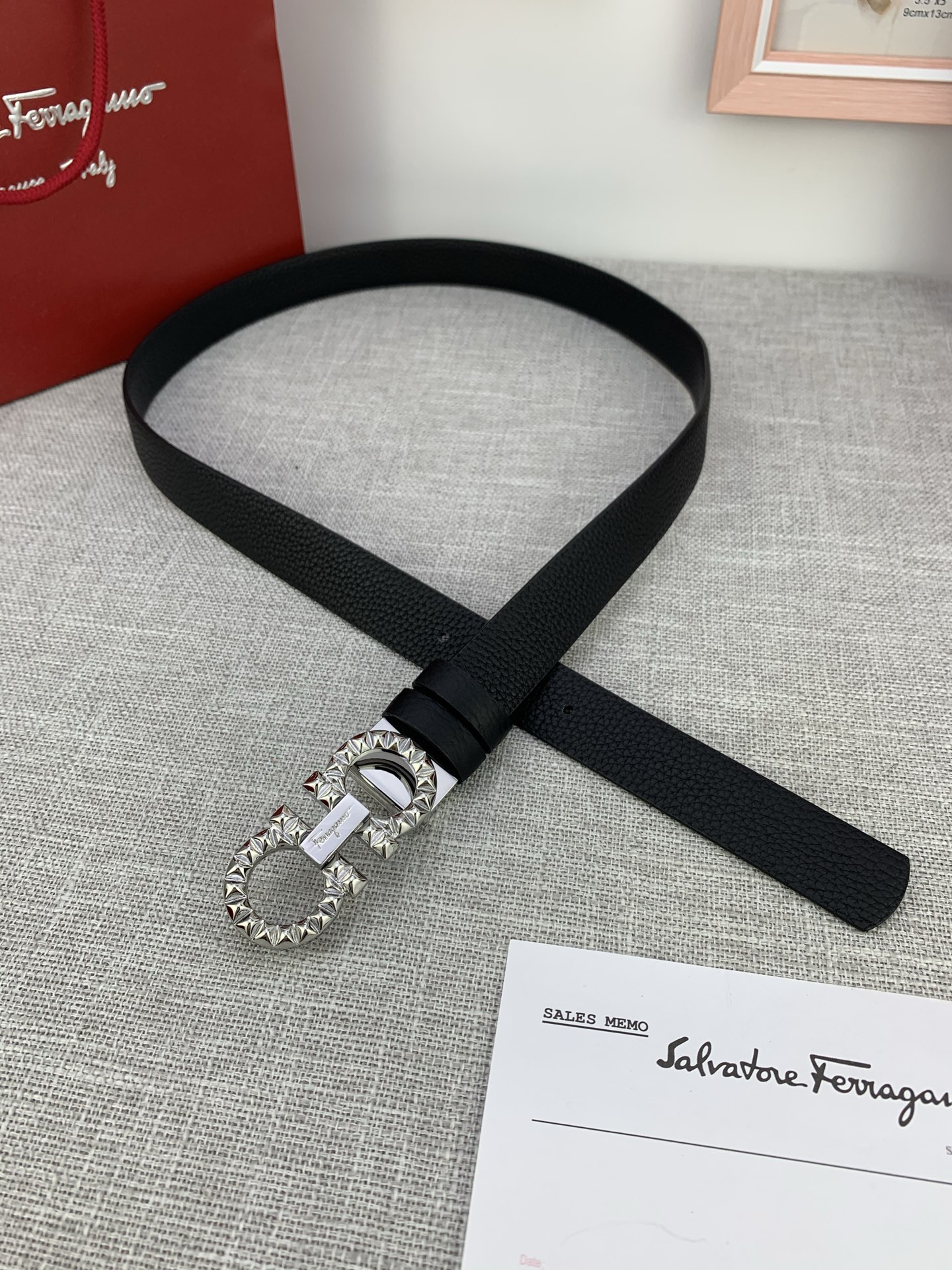  女款Ferragamo菲拉格慕，尺寸2.5cm。标志性Gancini标志，牛皮材质皮带。造型百搭，四季