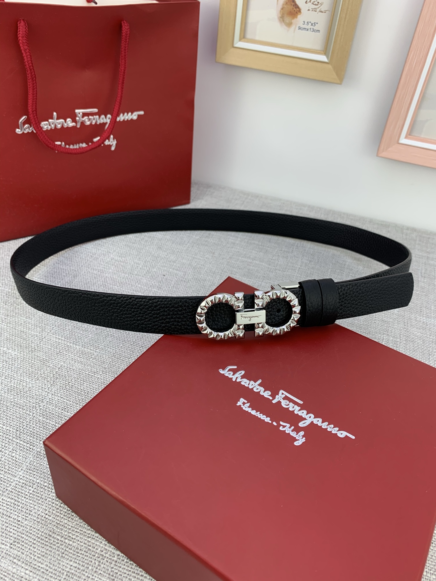  女款Ferragamo菲拉格慕，尺寸2.5cm。标志性Gancini标志，牛皮材质皮带。造型百搭，四季