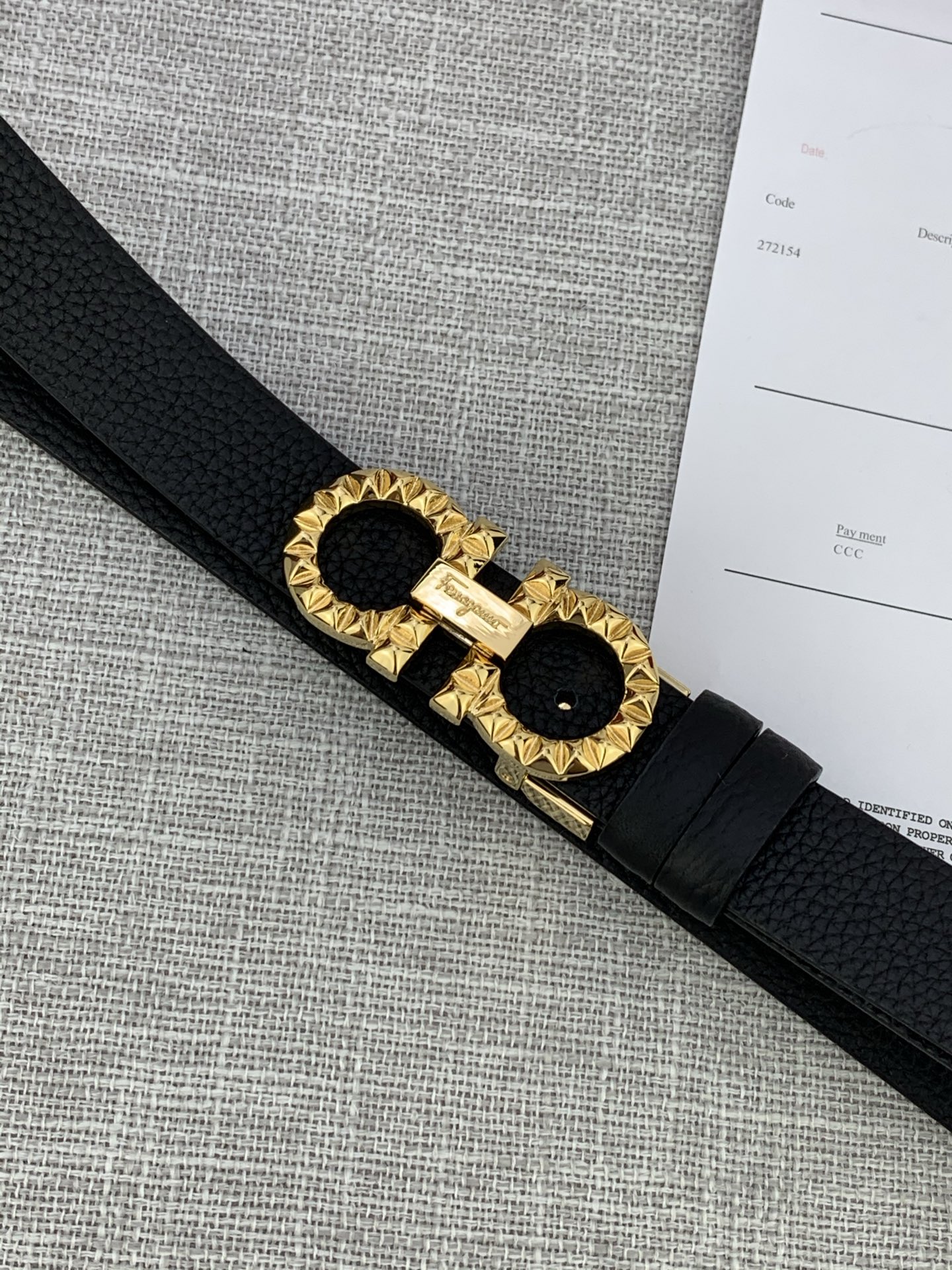  女款Ferragamo菲拉格慕，尺寸2.5cm。标志性Gancini标志，牛皮材质皮带。造型百搭，四季