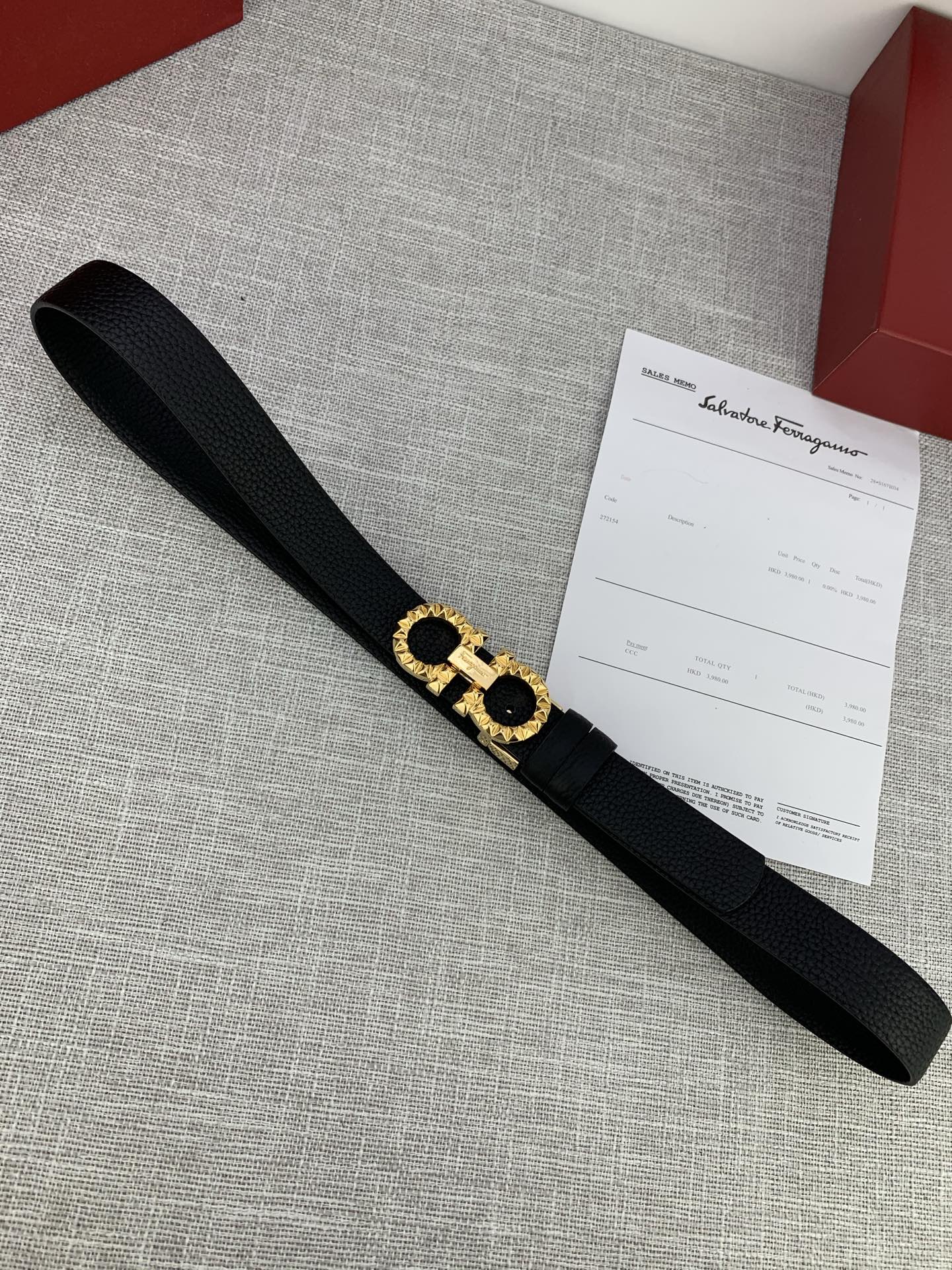  女款Ferragamo菲拉格慕，尺寸2.5cm。标志性Gancini标志，牛皮材质皮带。造型百搭，四季