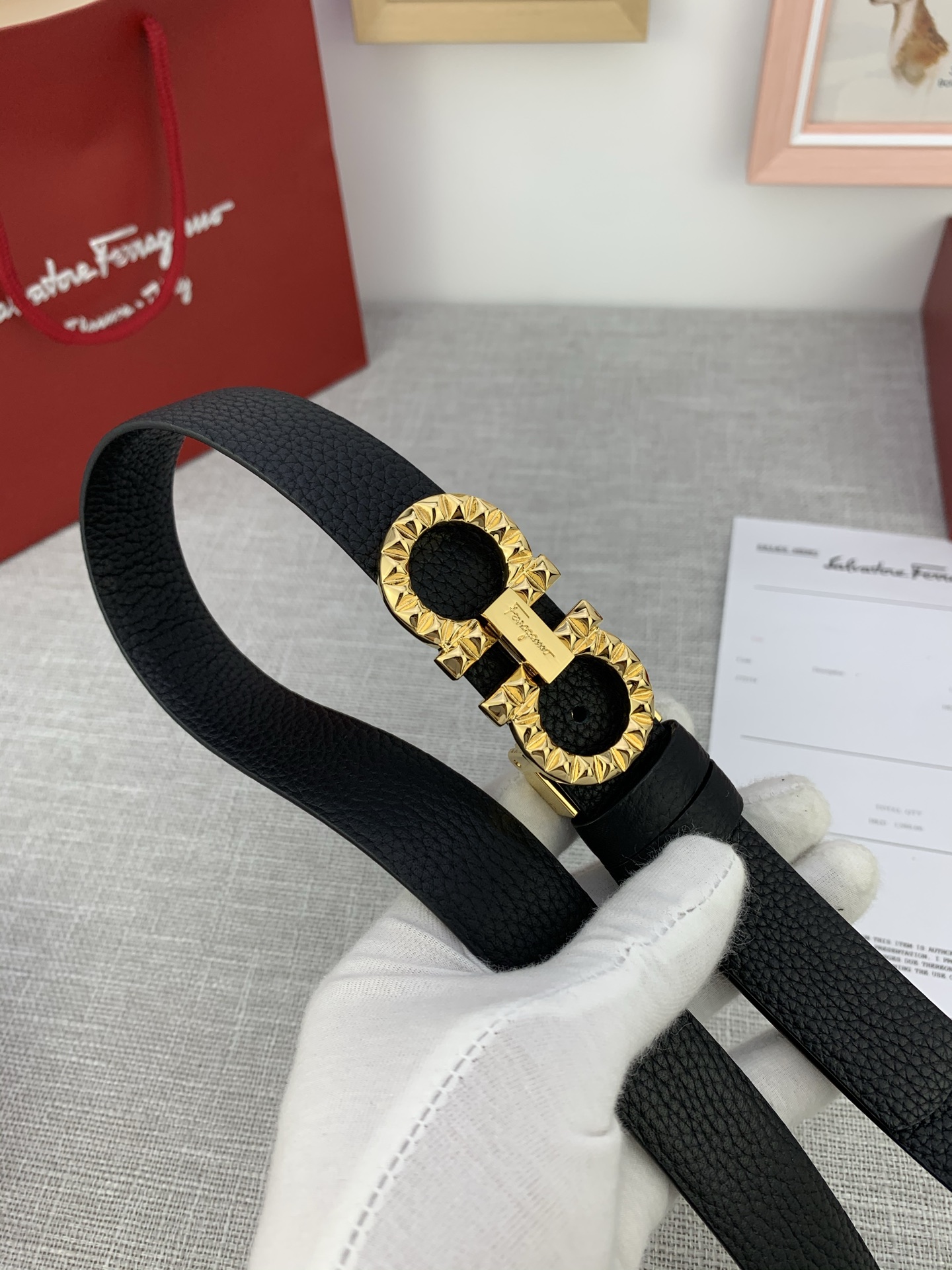 女款Ferragamo菲拉格慕，尺寸2.5cm。标志性Gancini标志，牛皮材质皮带。造型百搭，四季