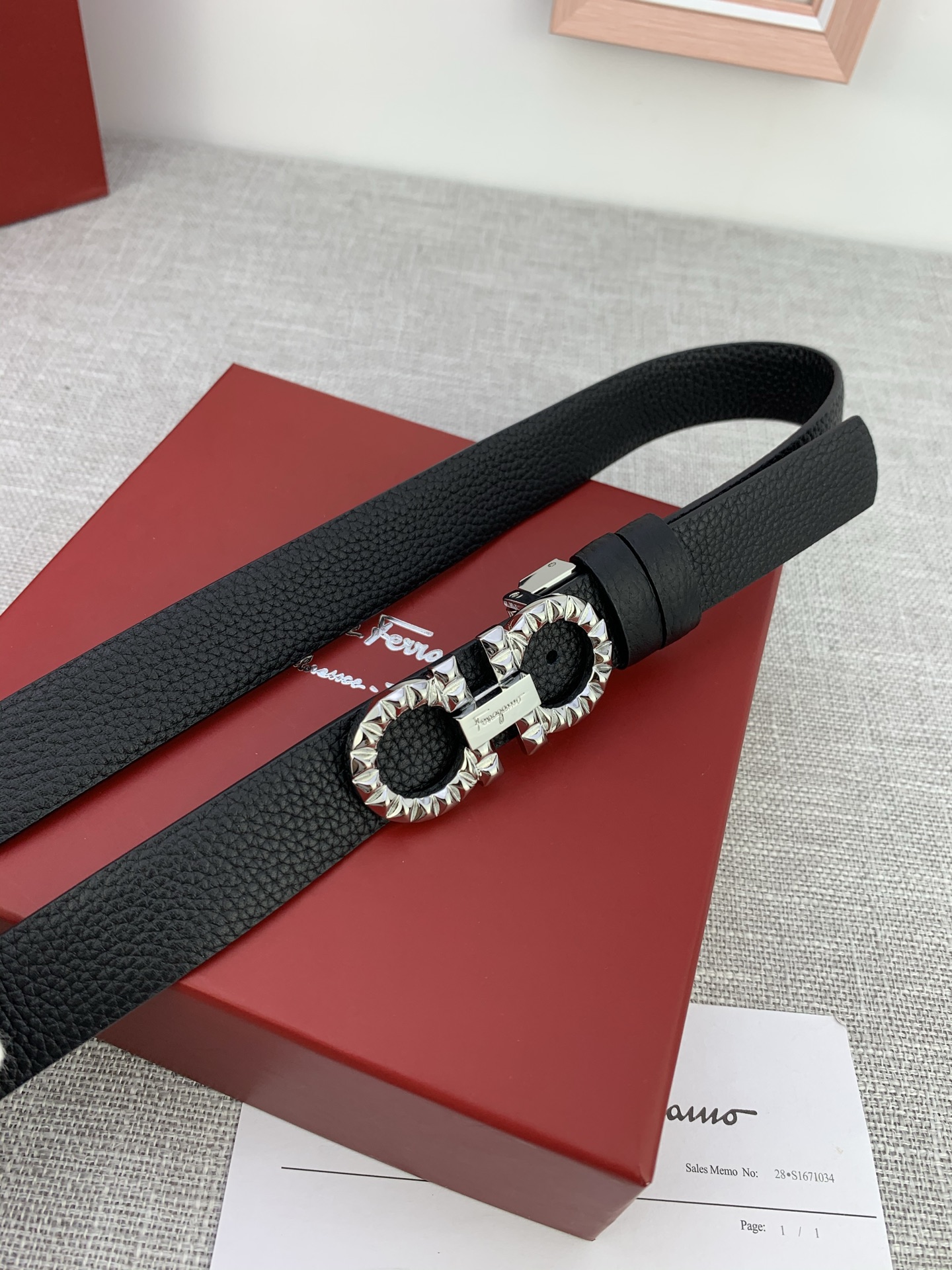  女款Ferragamo菲拉格慕，尺寸2.5cm。标志性Gancini标志，牛皮材质皮带。造型百搭，四季